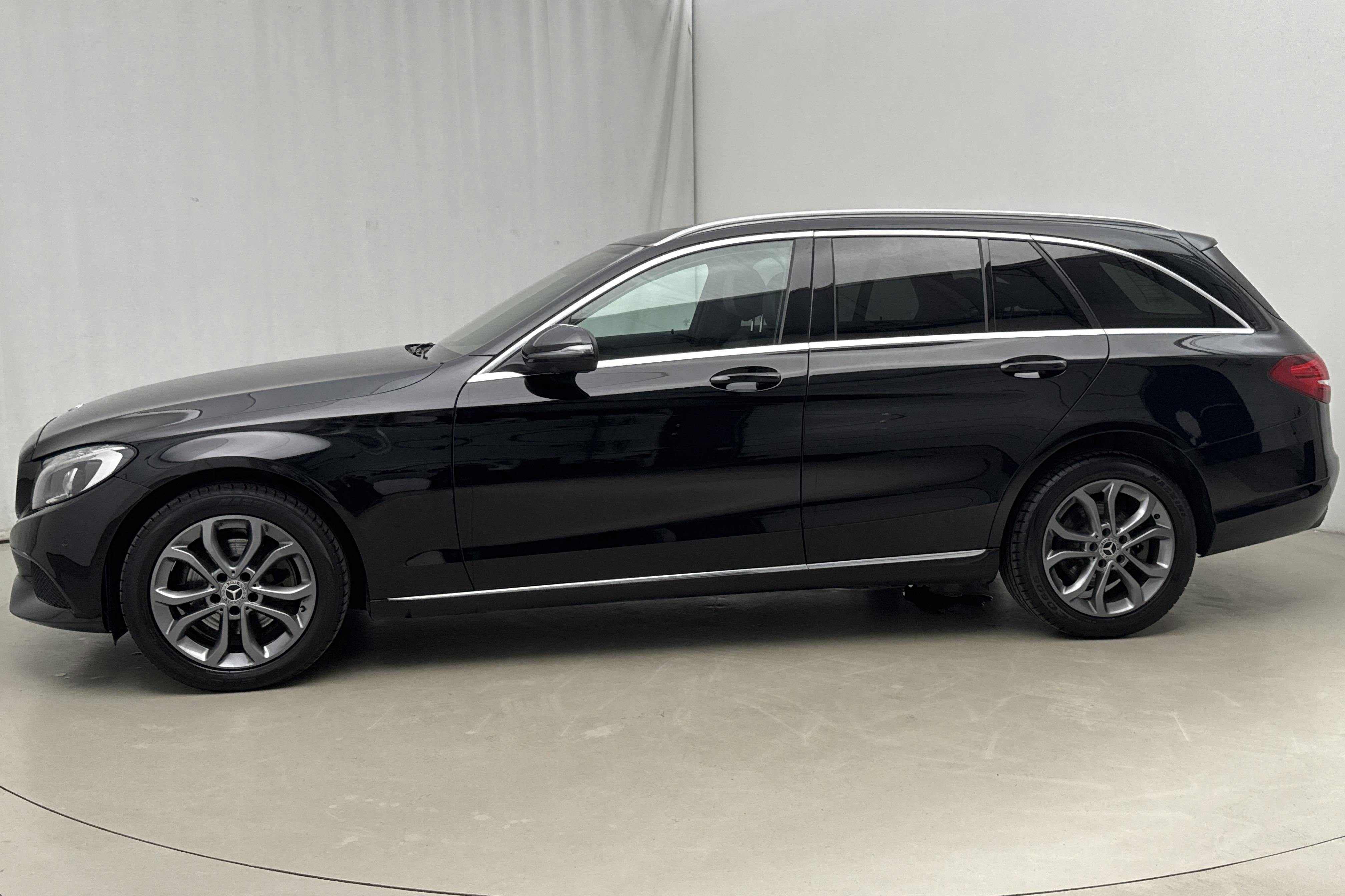 Presentationsfoto 2 av 20: Mercedes C 220 d 4MATIC Kombi S205 (170hk) - 9 270 mil - Automat - svart - 2018