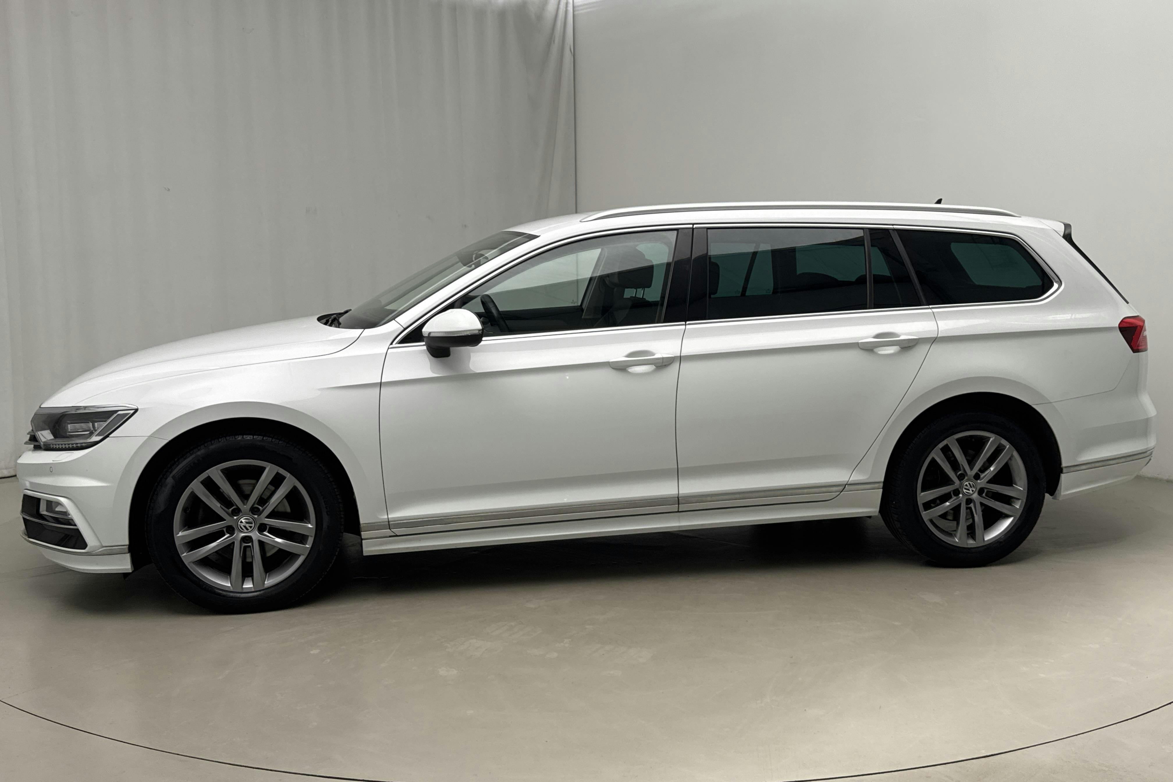 Presentationsfoto 2 av 19: VW Passat 2.0 TDI Sportscombi (150hk) - 11 702 mil - Automat - vit - 2018