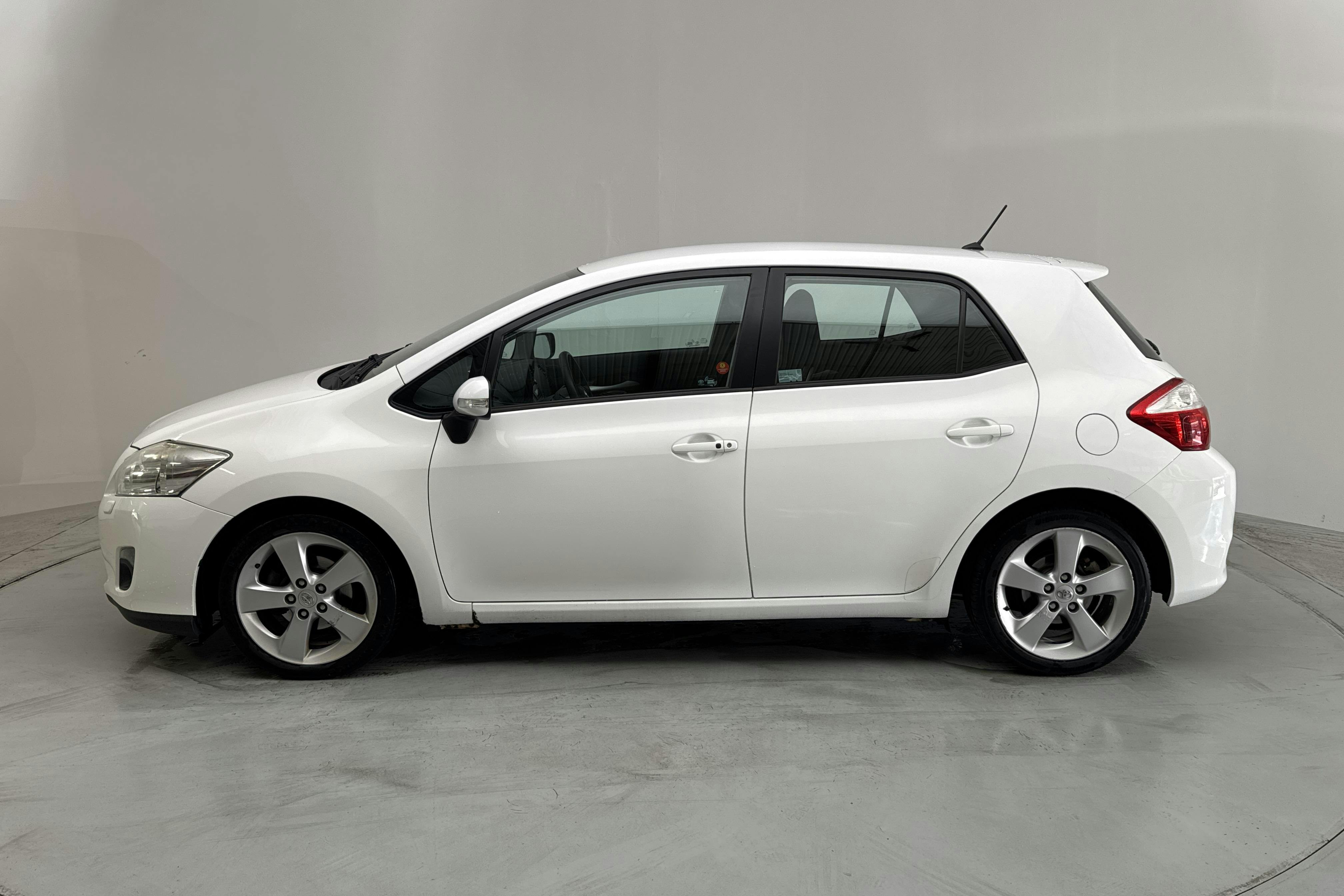 Presentationsfoto 2 av 12: Toyota Auris 1.8 HSD 5dr (99hk) - 23 815 mil - Automat - vit - 2011
