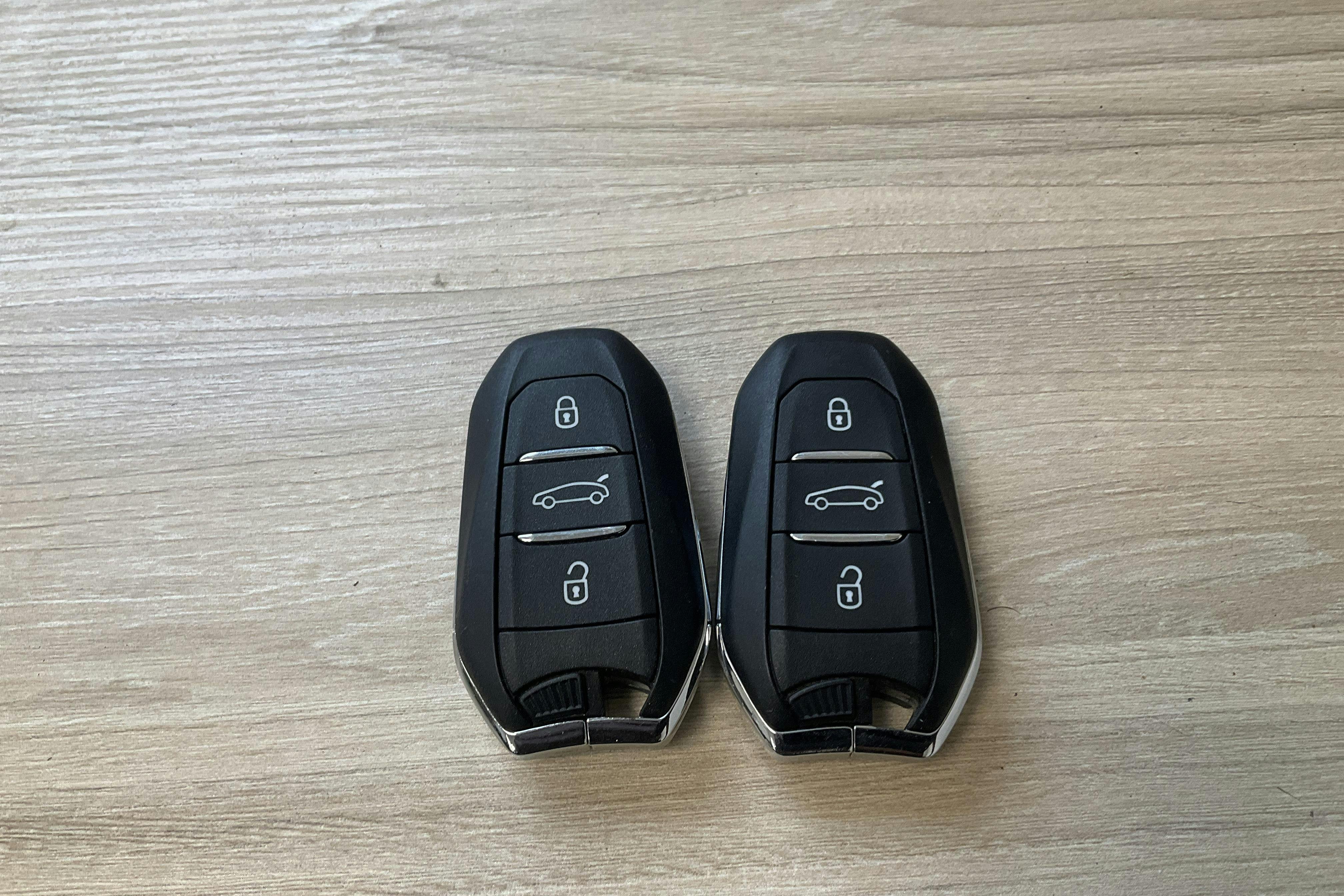 Presentationsfoto 17 av 17: DS DS7 Crossback PureTech (180hk) - 5 027 mil - Automat - vit - 2023