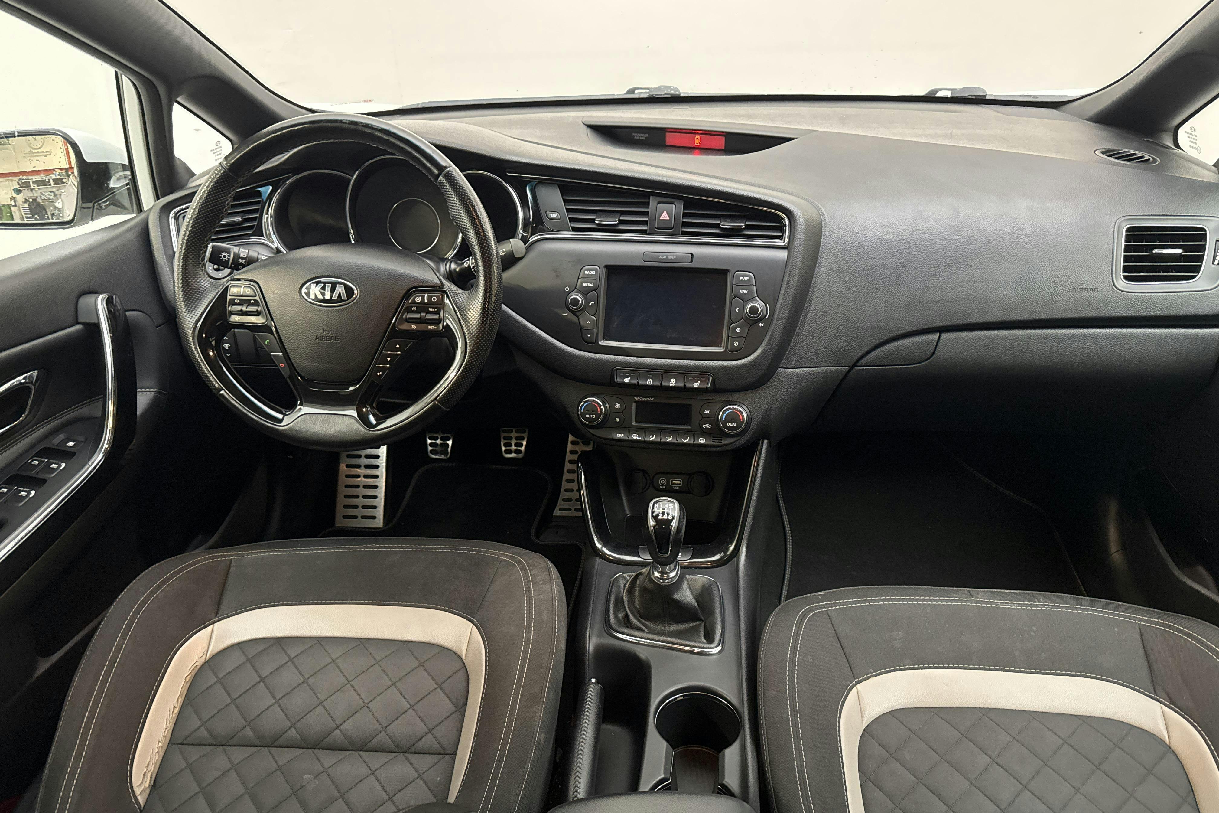 KIA Cee'd 1.6 CRDi SW (136hk) - 15 738 mil - Manuell - vit - 2016