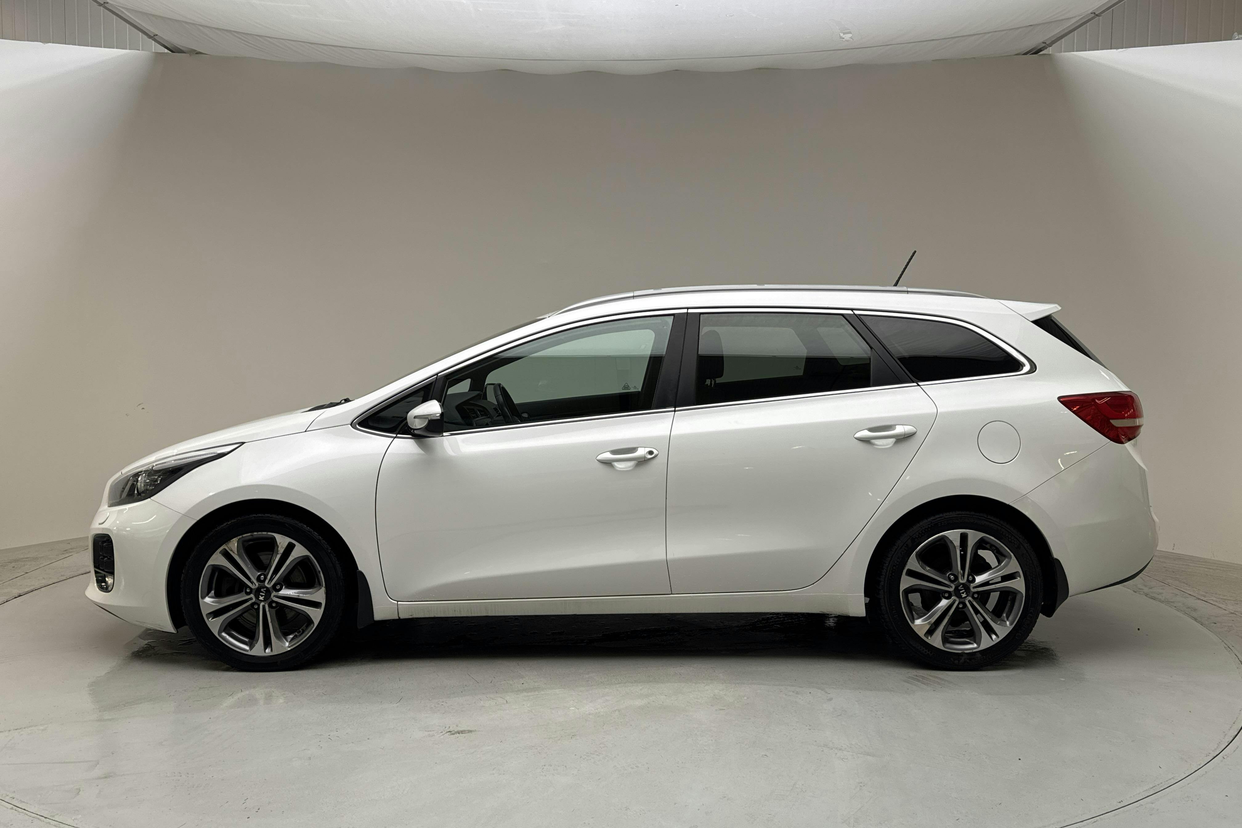 Presentationsfoto 2 av 13: KIA Cee'd 1.6 CRDi SW (136hk) - 15 738 mil - Manuell - vit - 2016
