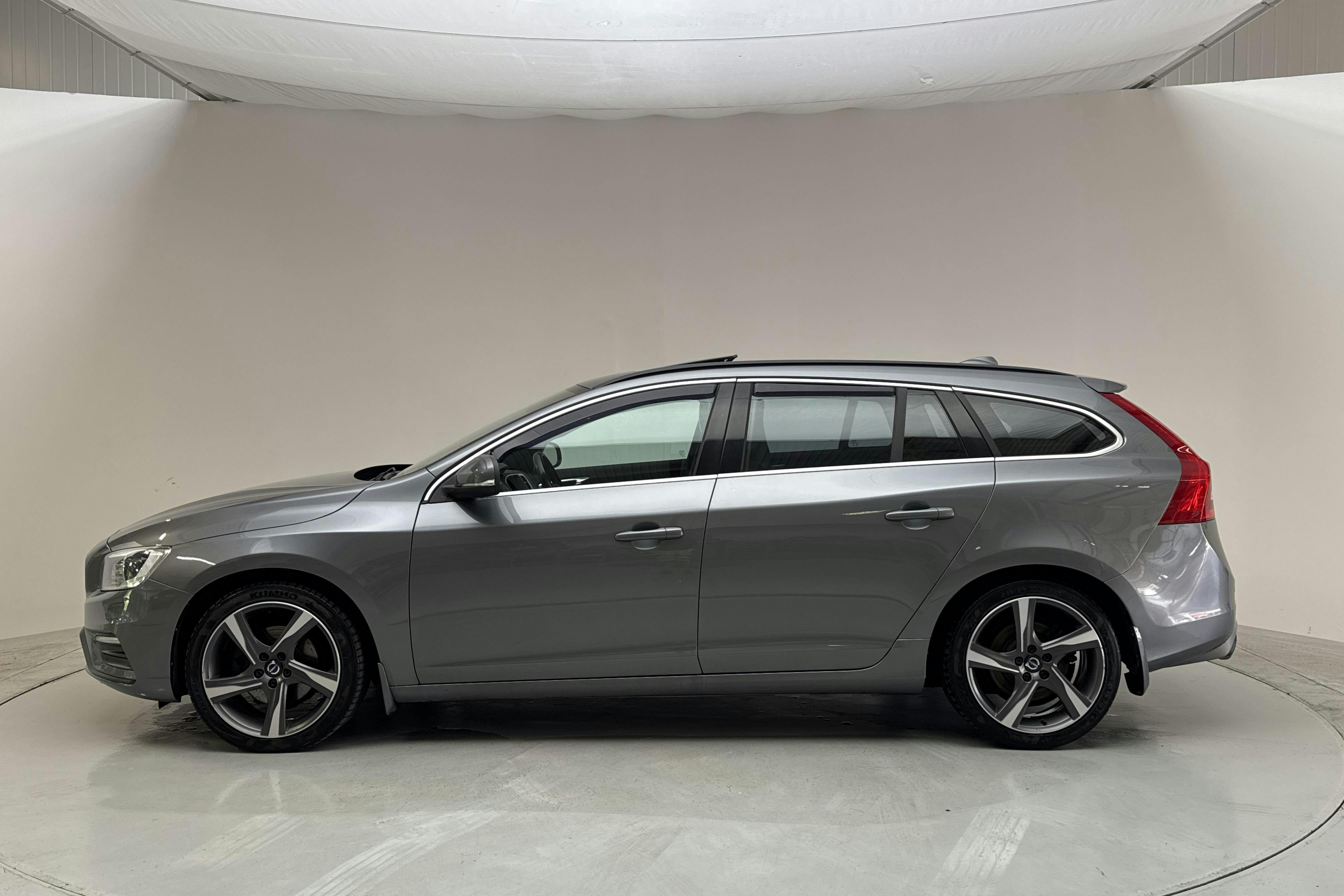 Presentationsfoto 2 av 15: Volvo V60 D3 (150hk) - 13 679 mil - Manuell - grå - 2016