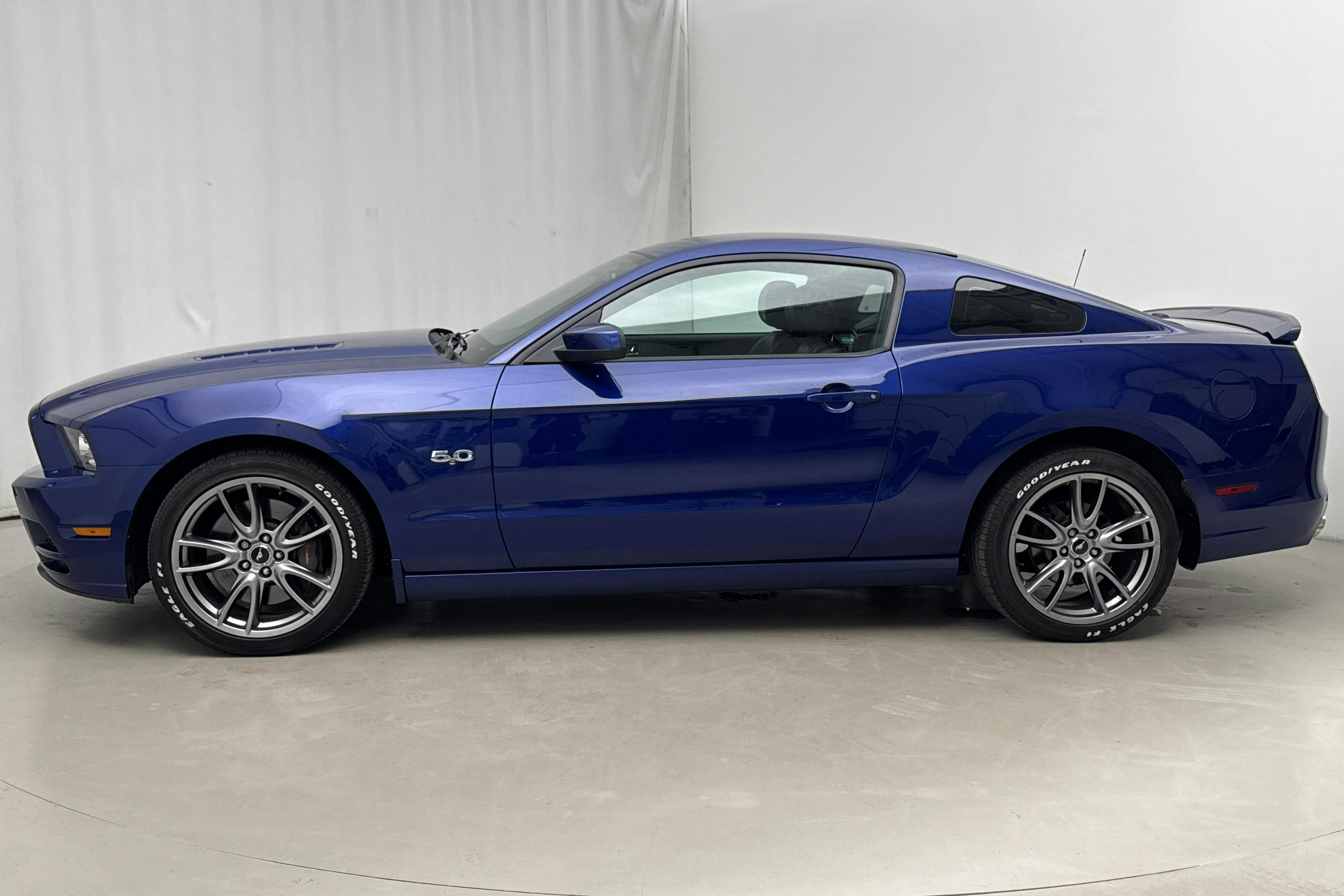 Presentationsfoto 2 av 25: Ford Mustang GT 5.0 V8 Coupé (412hk) - 1 846 mil - Automat - blå - 2013