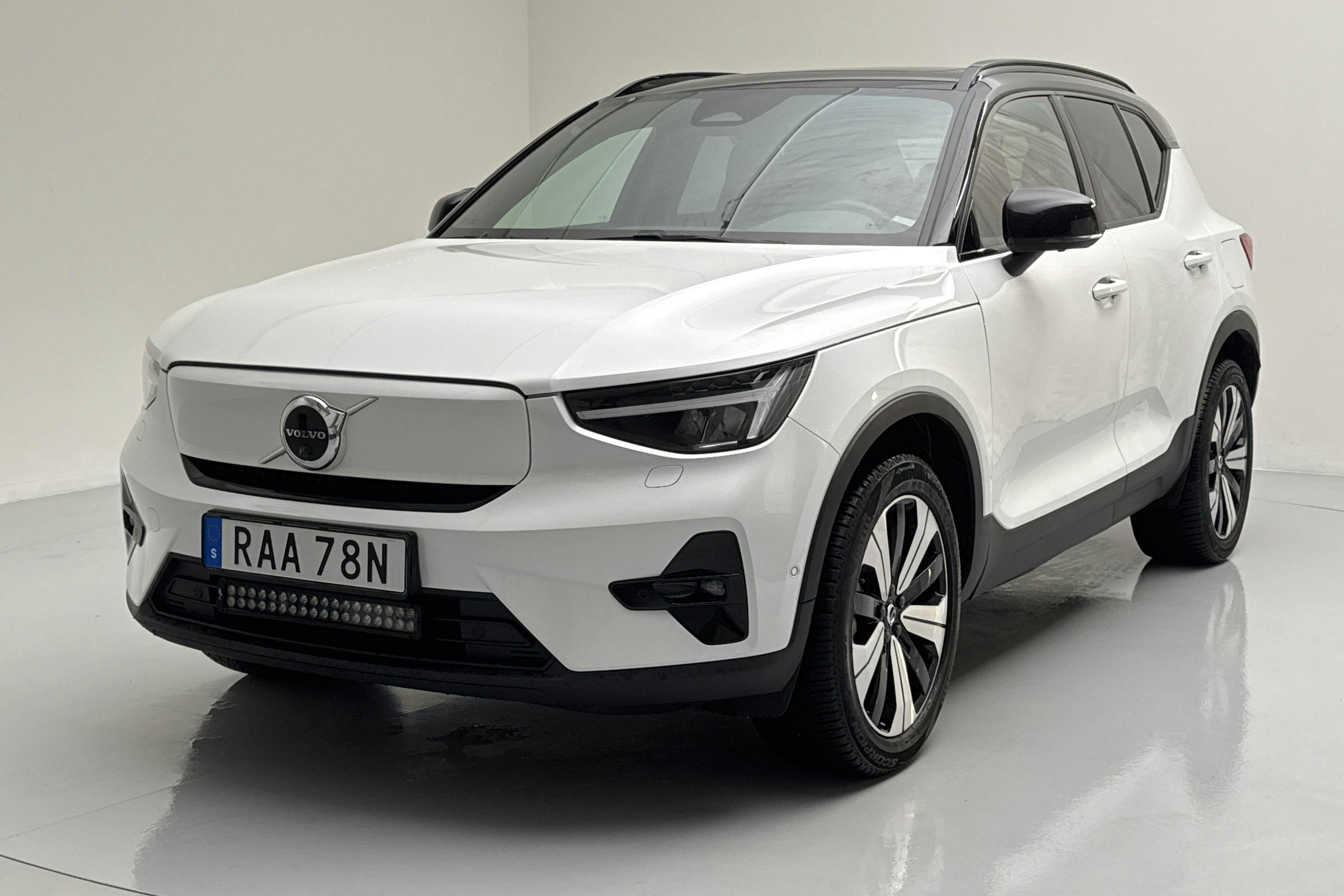 Presentationsfoto 1 av 20: Volvo XC40 P8 Recharge Twin AWD (408hk) - 6 639 mil - Automat - vit - 2023