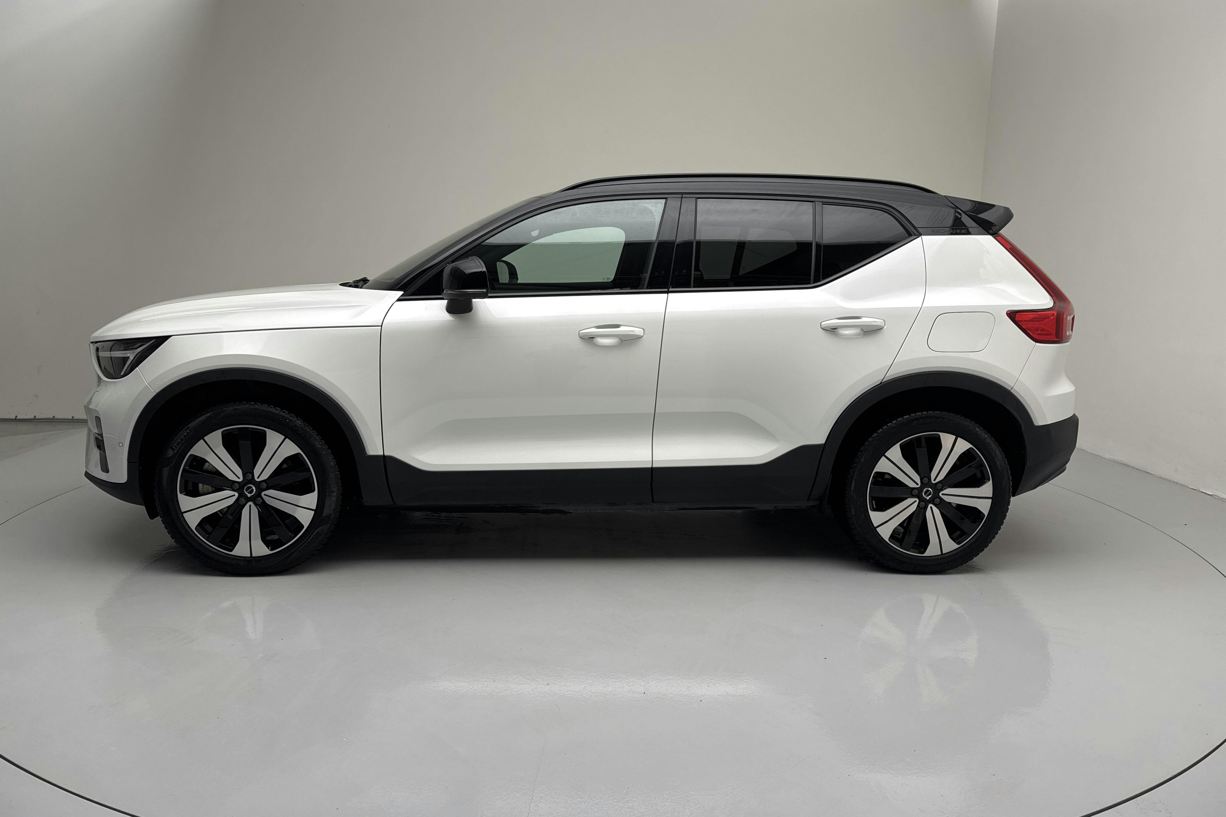 Presentationsfoto 2 av 20: Volvo XC40 P8 Recharge Twin AWD (408hk) - 6 639 mil - Automat - vit - 2023