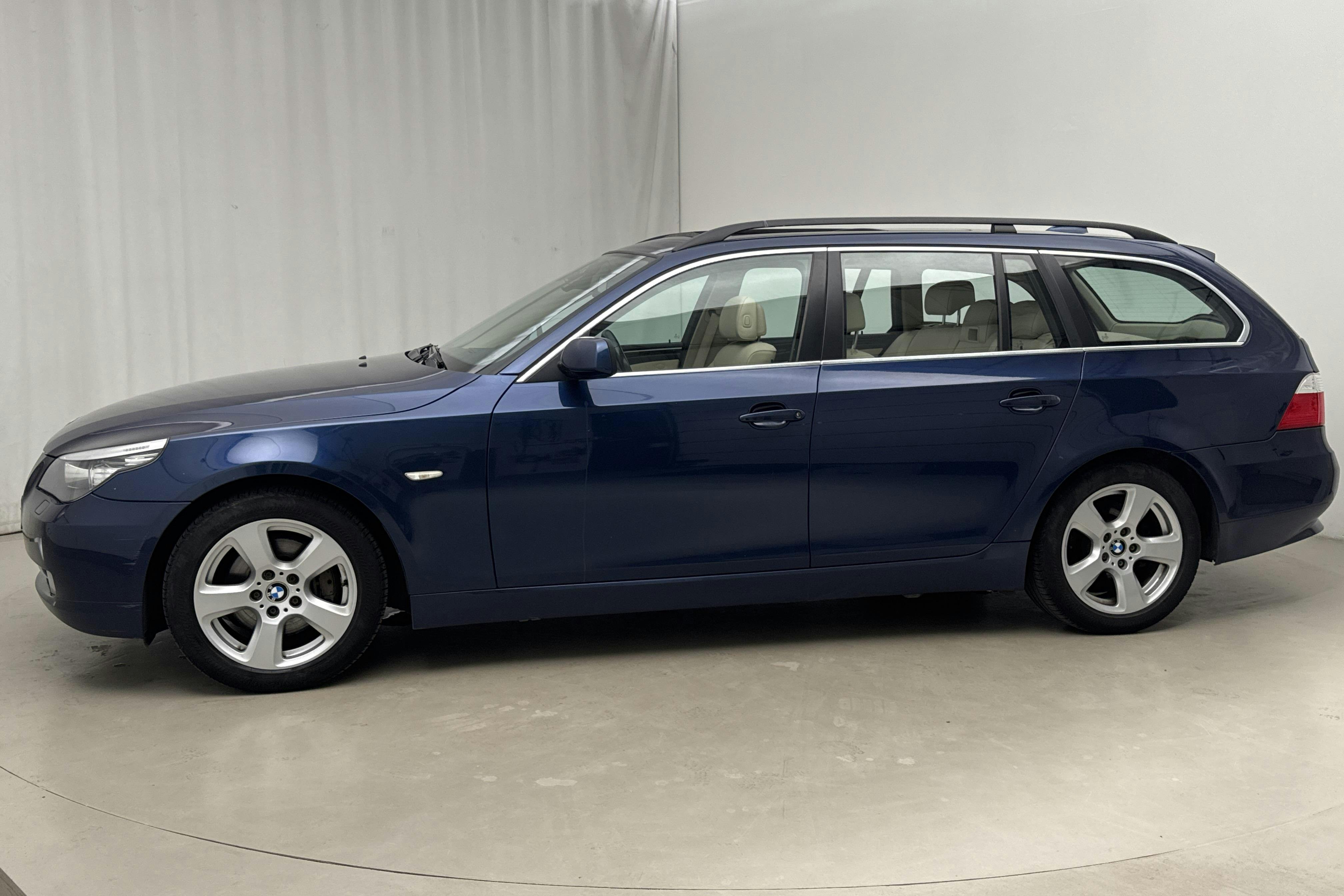 Presentation photo 2 of 21: BMW 525xd Touring, E61 (197hk) - 244 650 km - Automatic - blue - 2008