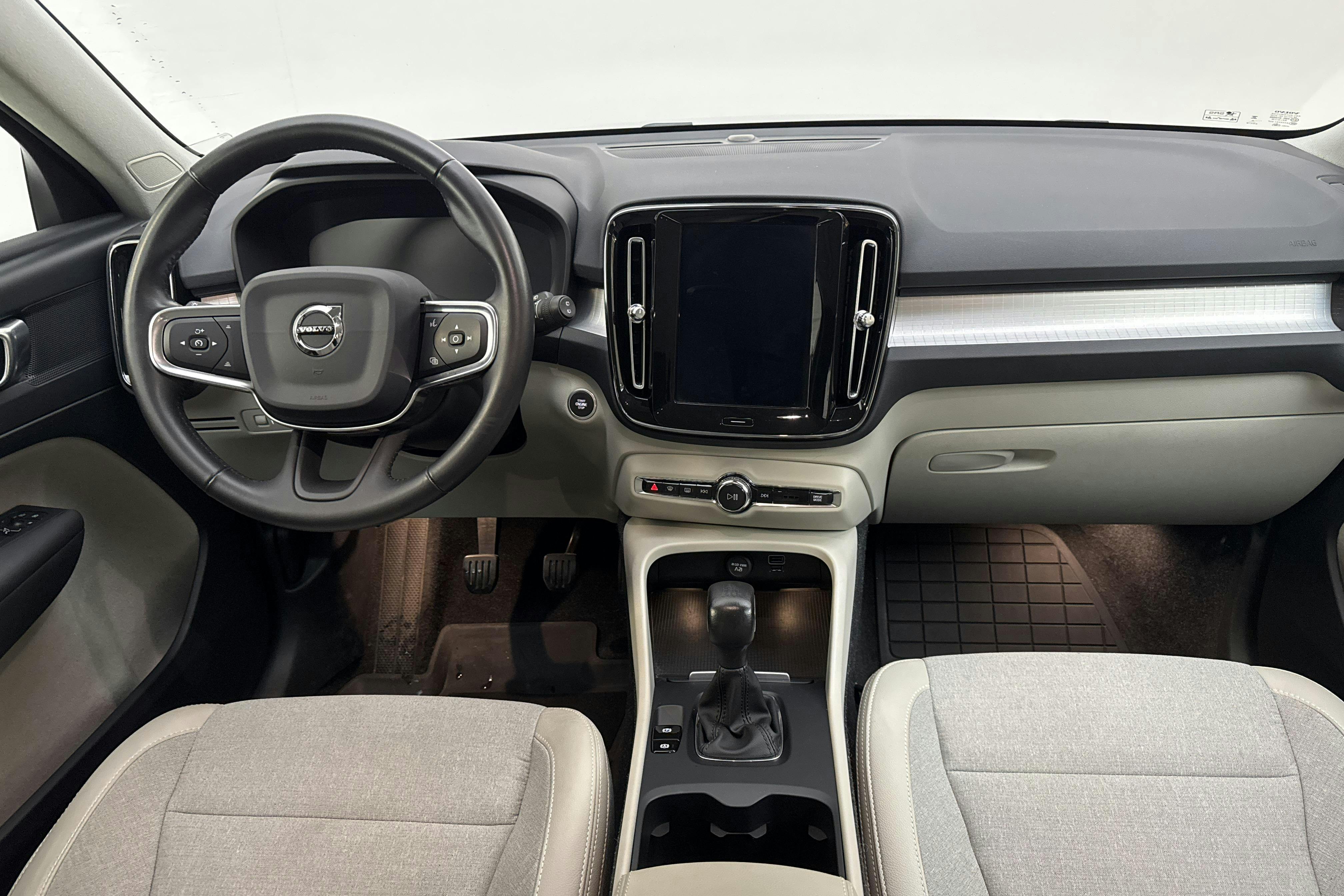 Volvo XC40 D3 2WD (150hk) - 4 778 mil - Manuell - grå - 2020