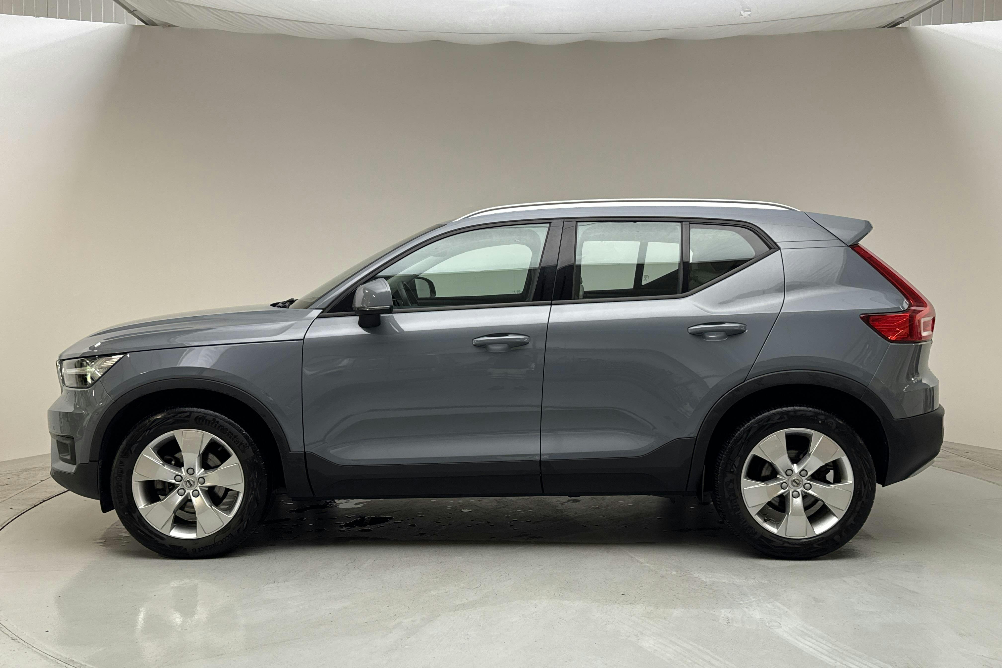 Presentationsfoto 2 av 14: Volvo XC40 D3 2WD (150hk) - 4 778 mil - Manuell - grå - 2020
