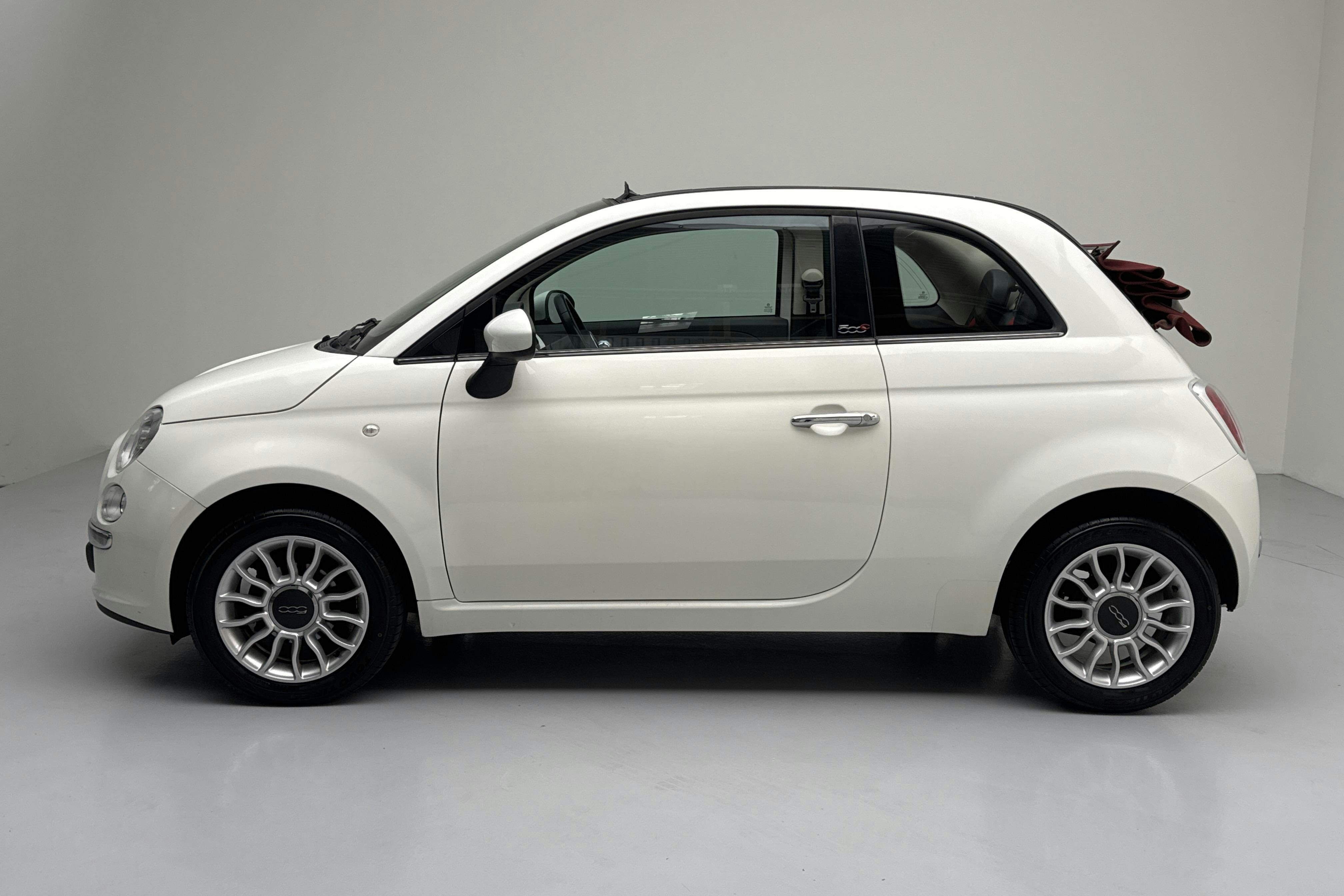 Presentationsfoto 2 av 15: Fiat 500C 1.2 (69hk) - 4 282 mil - Manuell - vit - 2014