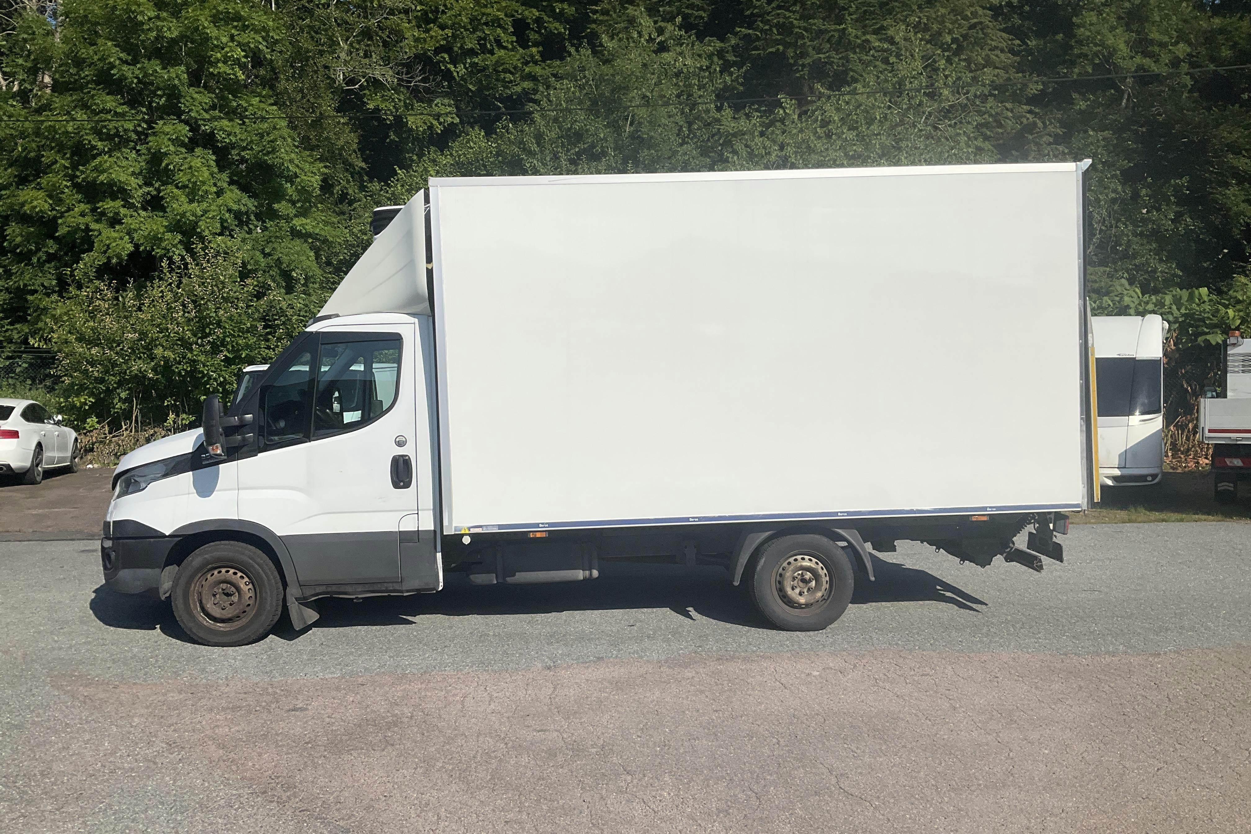 Presentation photo 2 of 13: Iveco Daily 35 2.3 Volymskåp (156hk) - 278 900 km - Automatic - white - 2018
