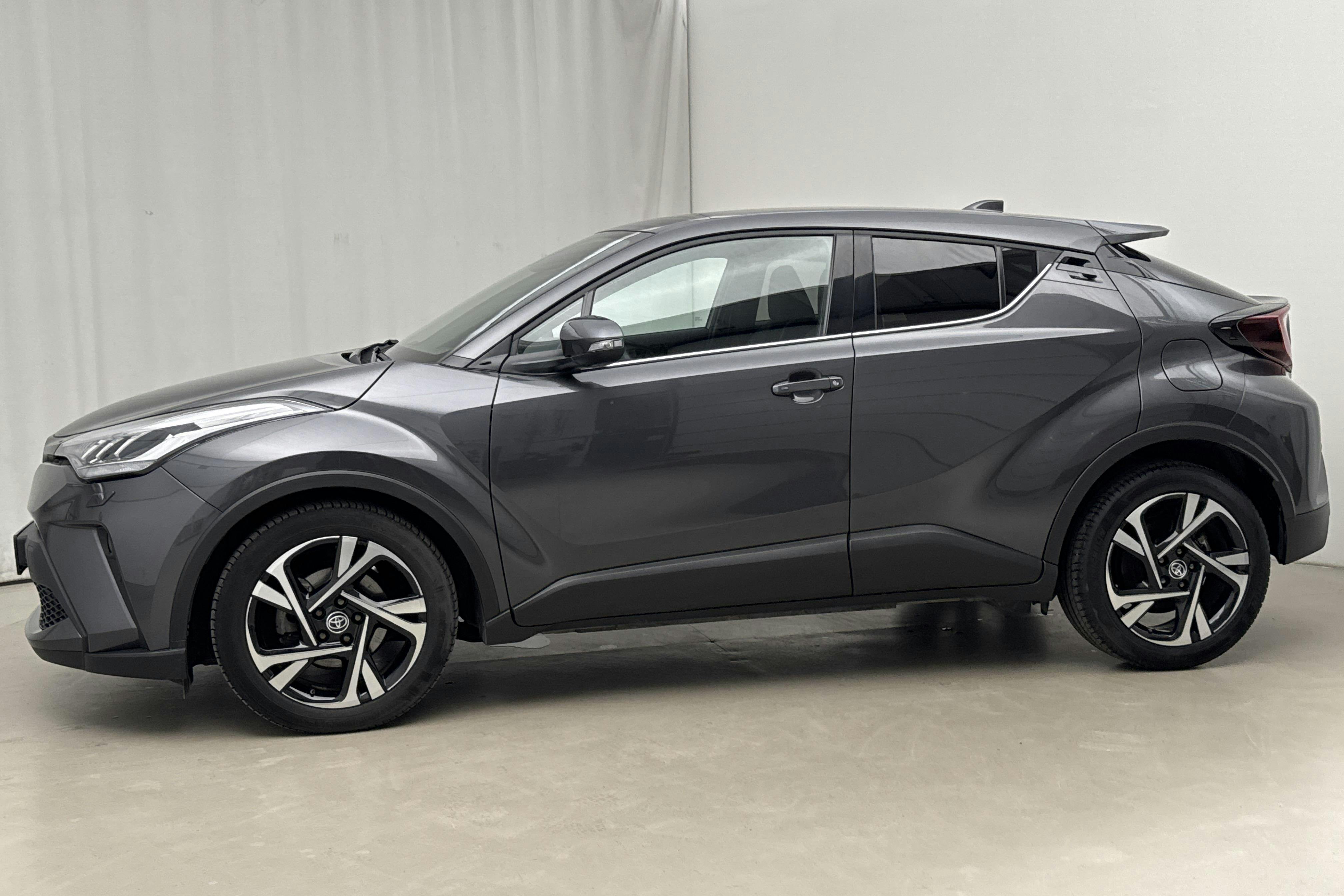 Presentationsfoto 2 av 18: Toyota C-HR 1.8 HSD (122hk) - 2 990 mil - Automat - Dark Grey - 2023