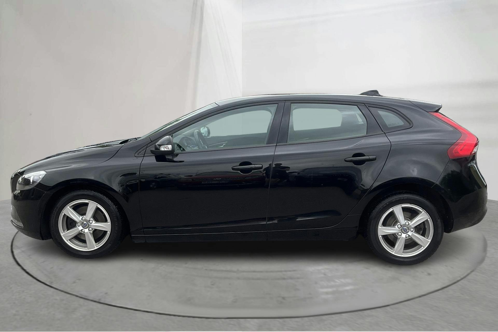 Presentationsfoto 2 av 13: Volvo V40 T2 (122hk) - 12 304 mil - Manuell - svart - 2016