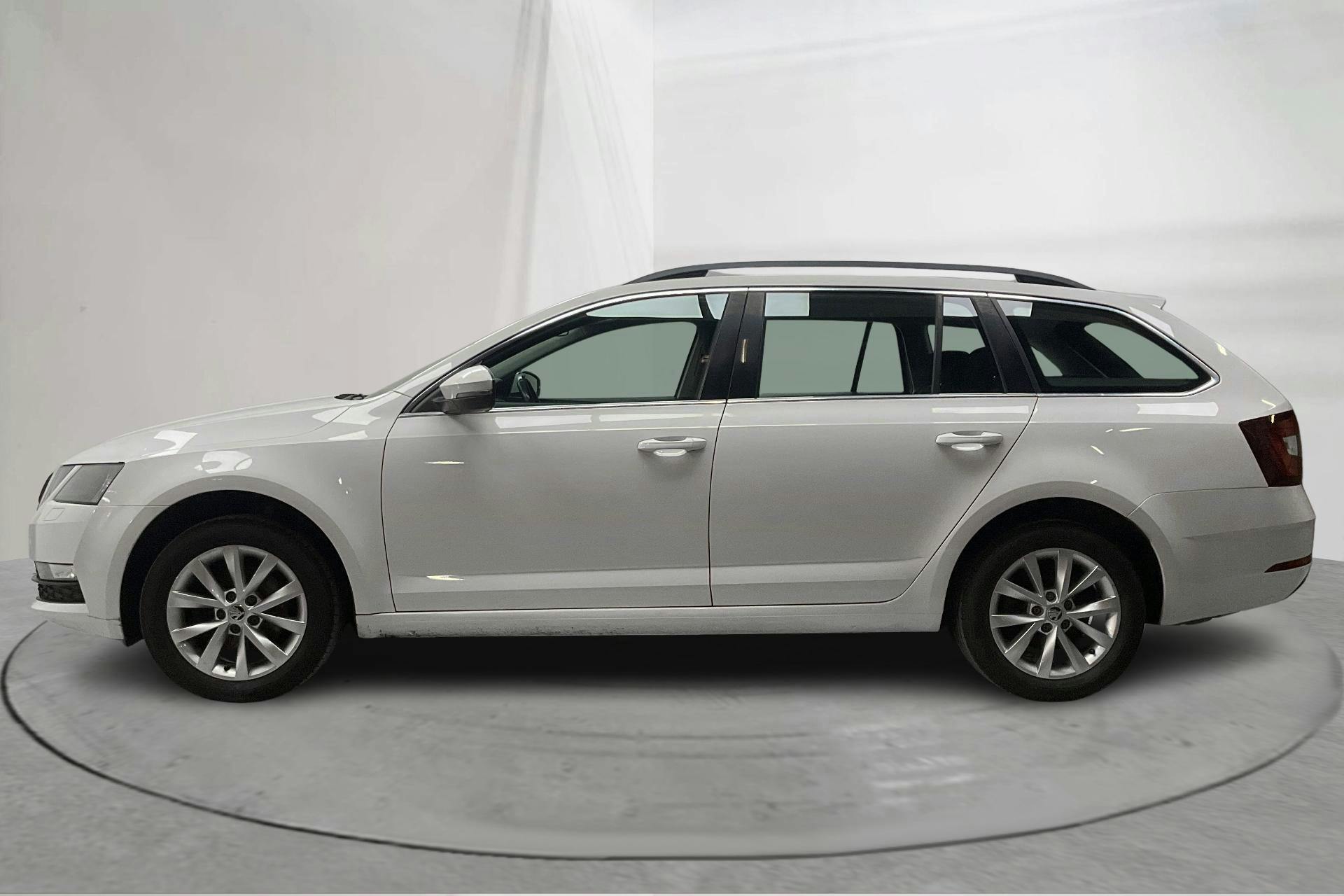 Presentationsfoto 2 av 15: Skoda Octavia III 2.0 TDI CR Combi 4x4 (150hk) - 11 085 mil - Manuell - vit - 2018