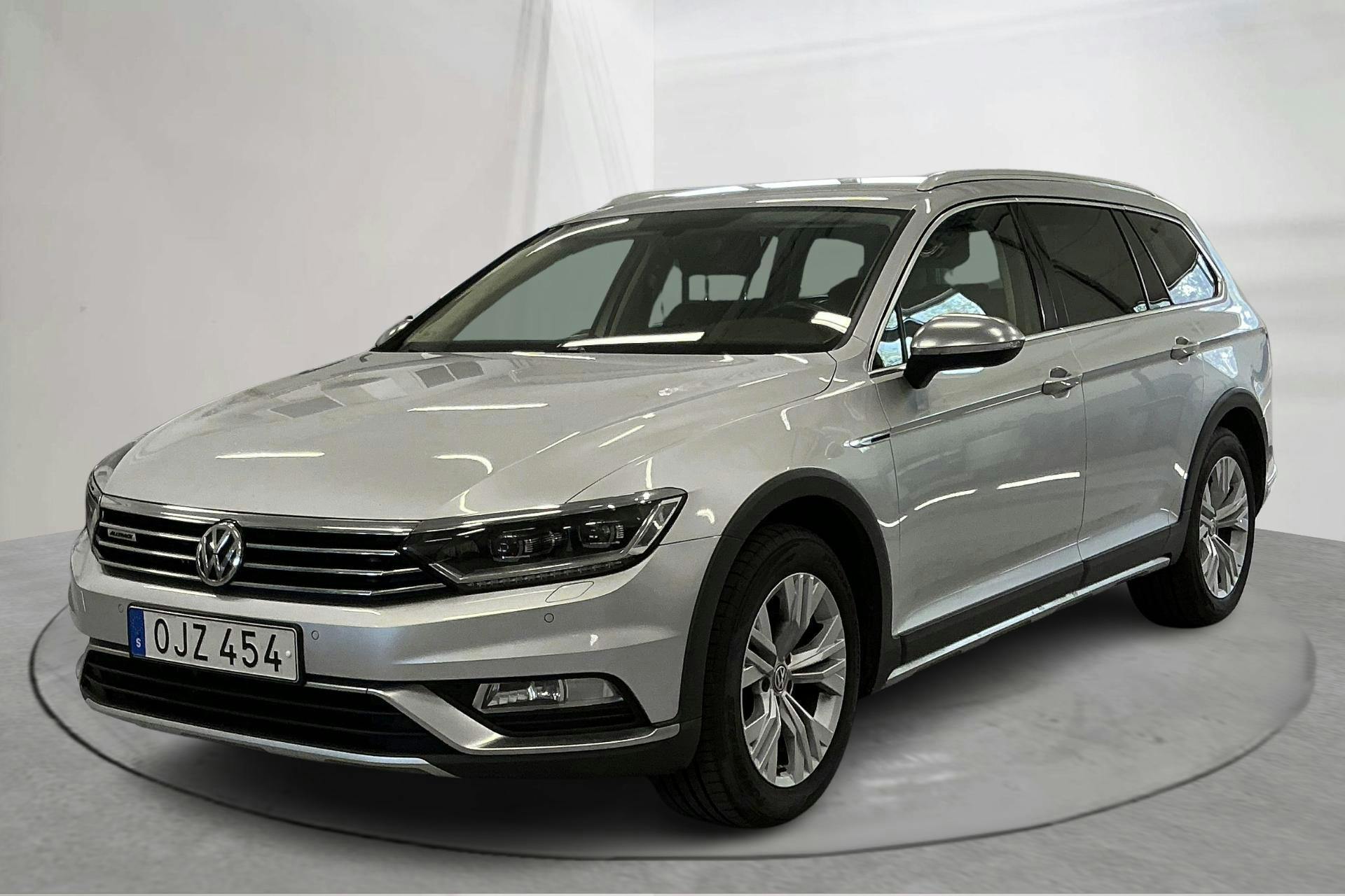 Presentationsfoto 1 av 15: VW Passat Alltrack 2.0 TDI 4MOTION (190hk) - 16 912 mil - Automat - silver - 2017