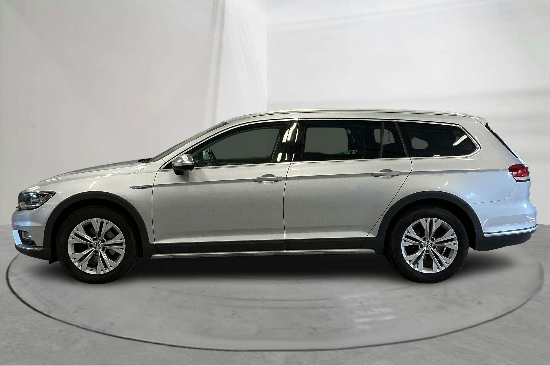 Presentationsfoto 2 av 15: VW Passat Alltrack 2.0 TDI 4MOTION (190hk) - 16 912 mil - Automat - silver - 2017