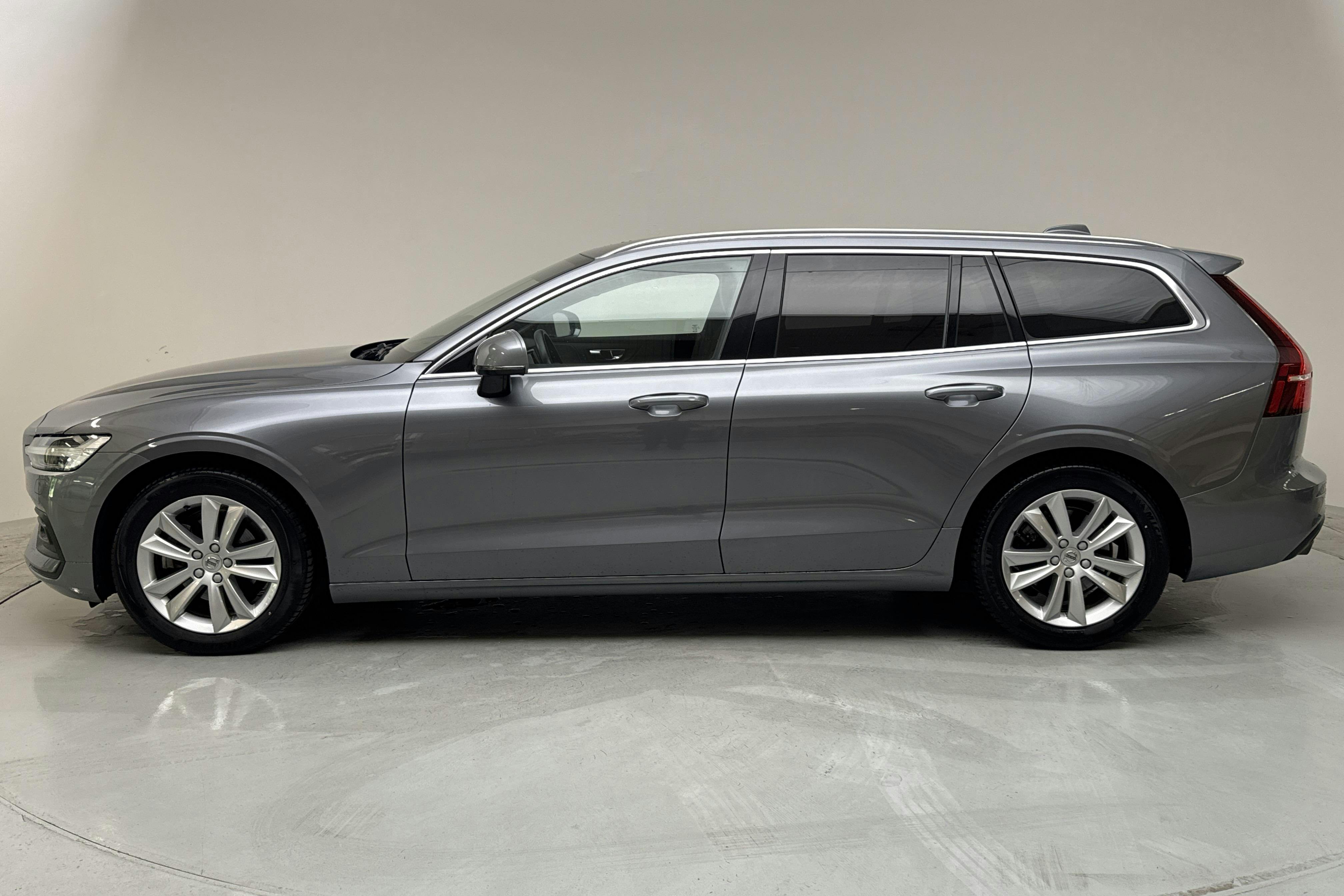 Presentationsfoto 2 av 14: Volvo V60 B4 Mildhybrid, Bensin (197hk) - 4 357 mil - Automat - grå - 2021