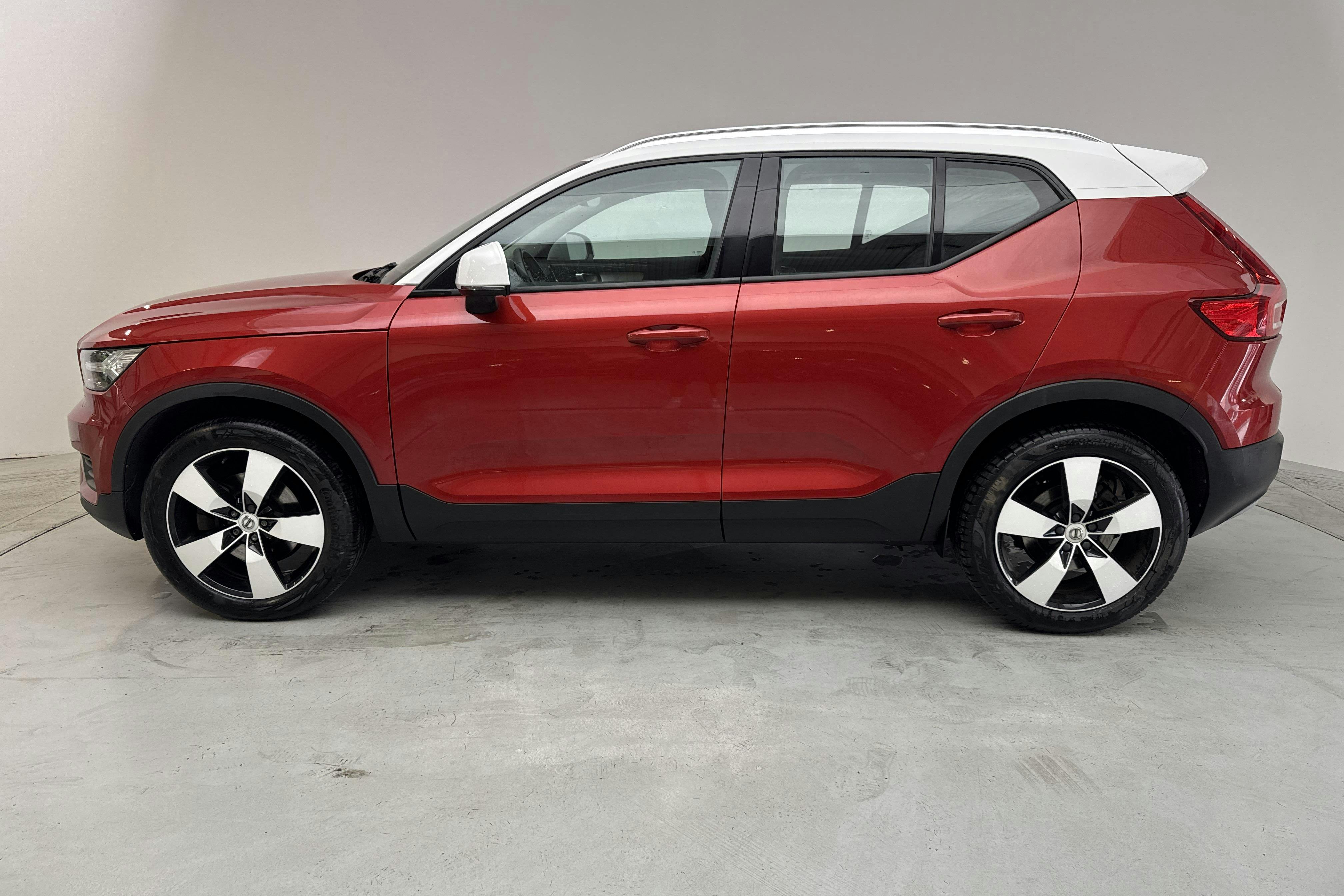 Presentationsfoto 2 av 15: Volvo XC40 D3 AWD (150hk) - 10 845 mil - Manuell - röd - 2020