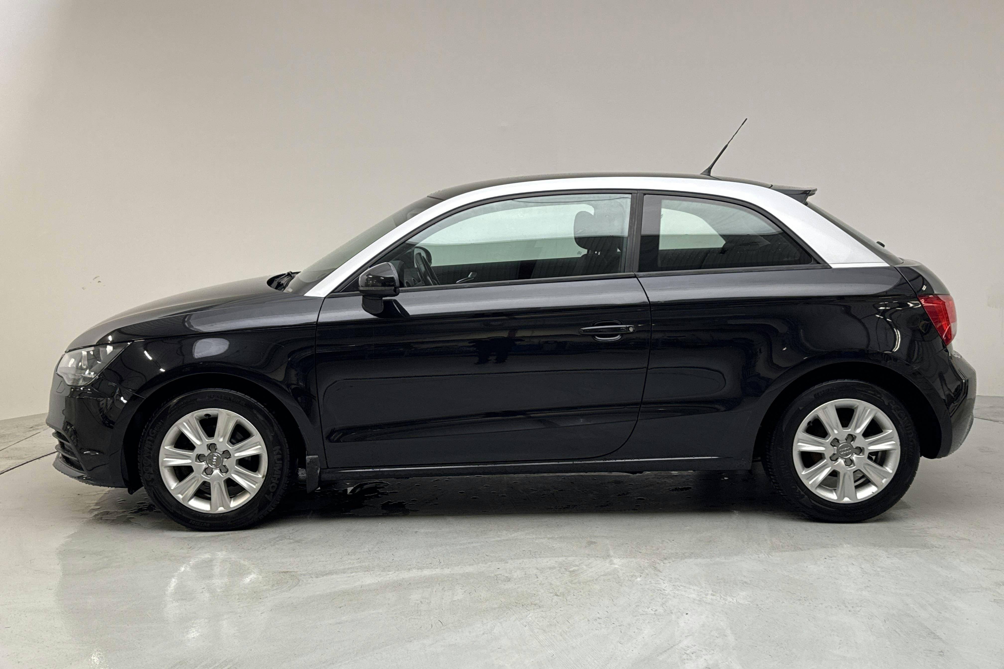 Presentationsfoto 2 av 12: Audi A1 1.2 TFSI (86hk) - 12 855 mil - Manuell - svart - 2012