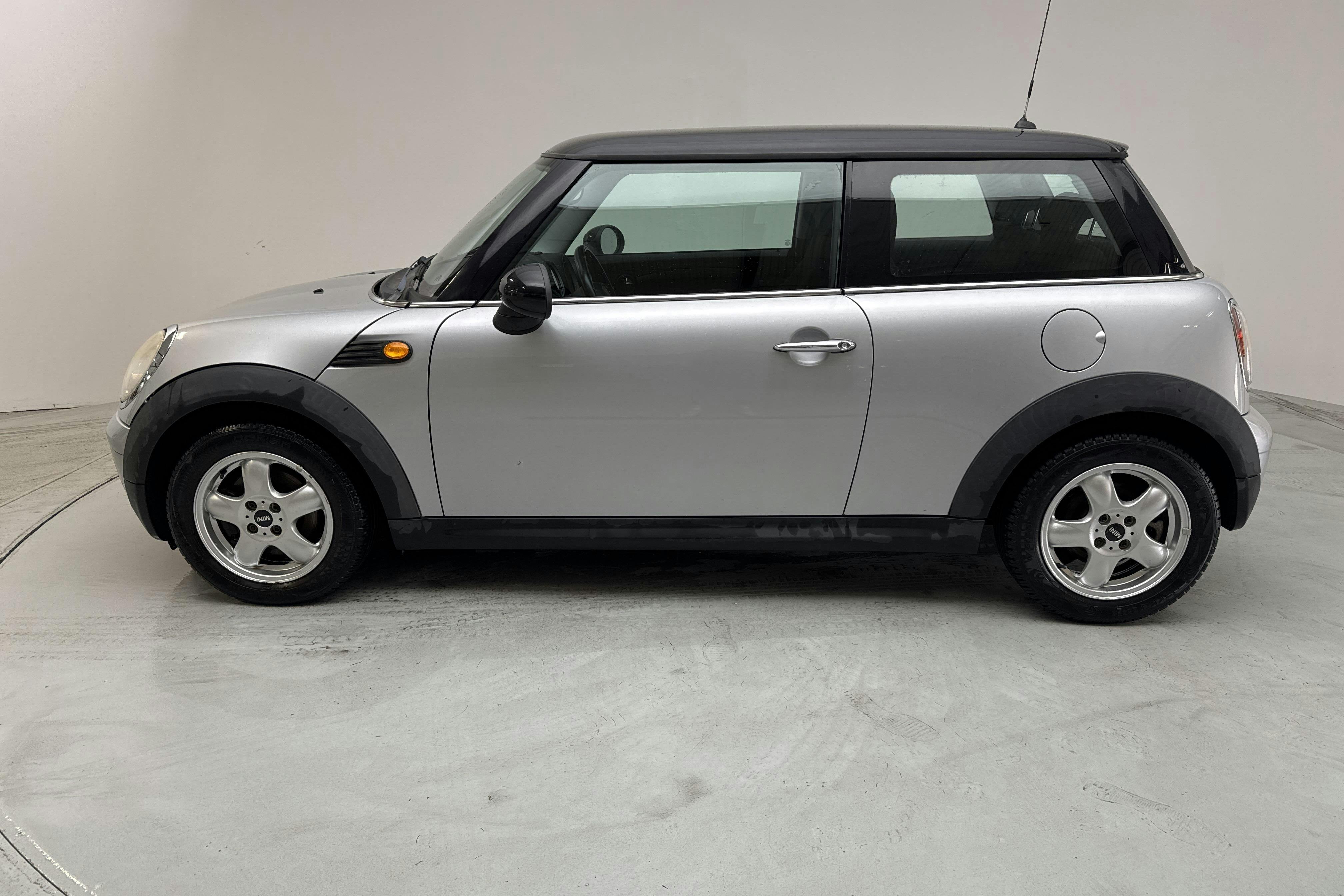 Presentationsfoto 2 av 12: MINI Cooper 1.6 (120hk) - 5 419 mil - Manuell - Light Grey - 2007