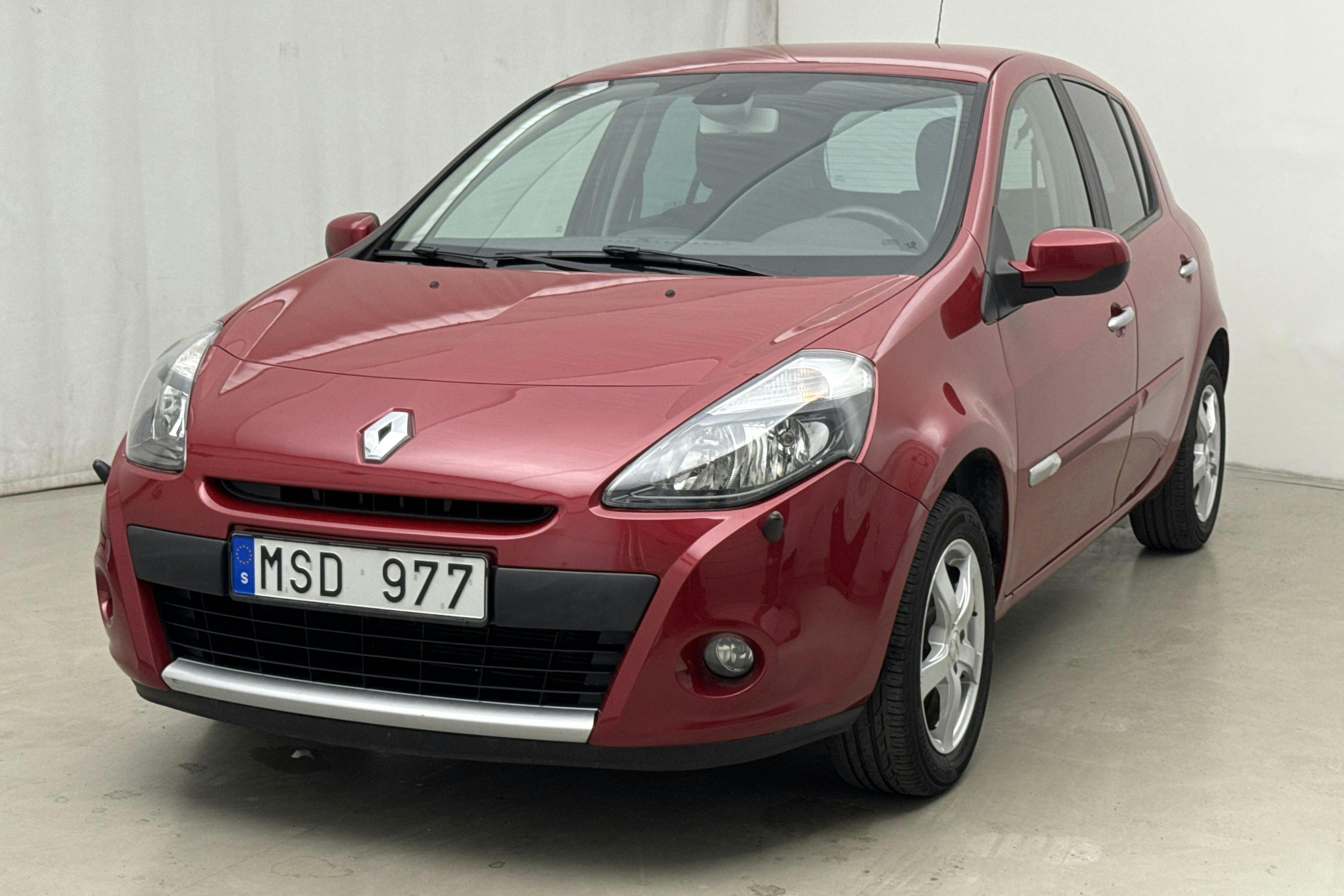 Renault Clio III 1.6 5dr (112hk) - 5 445 mil - Automat - röd - 2012