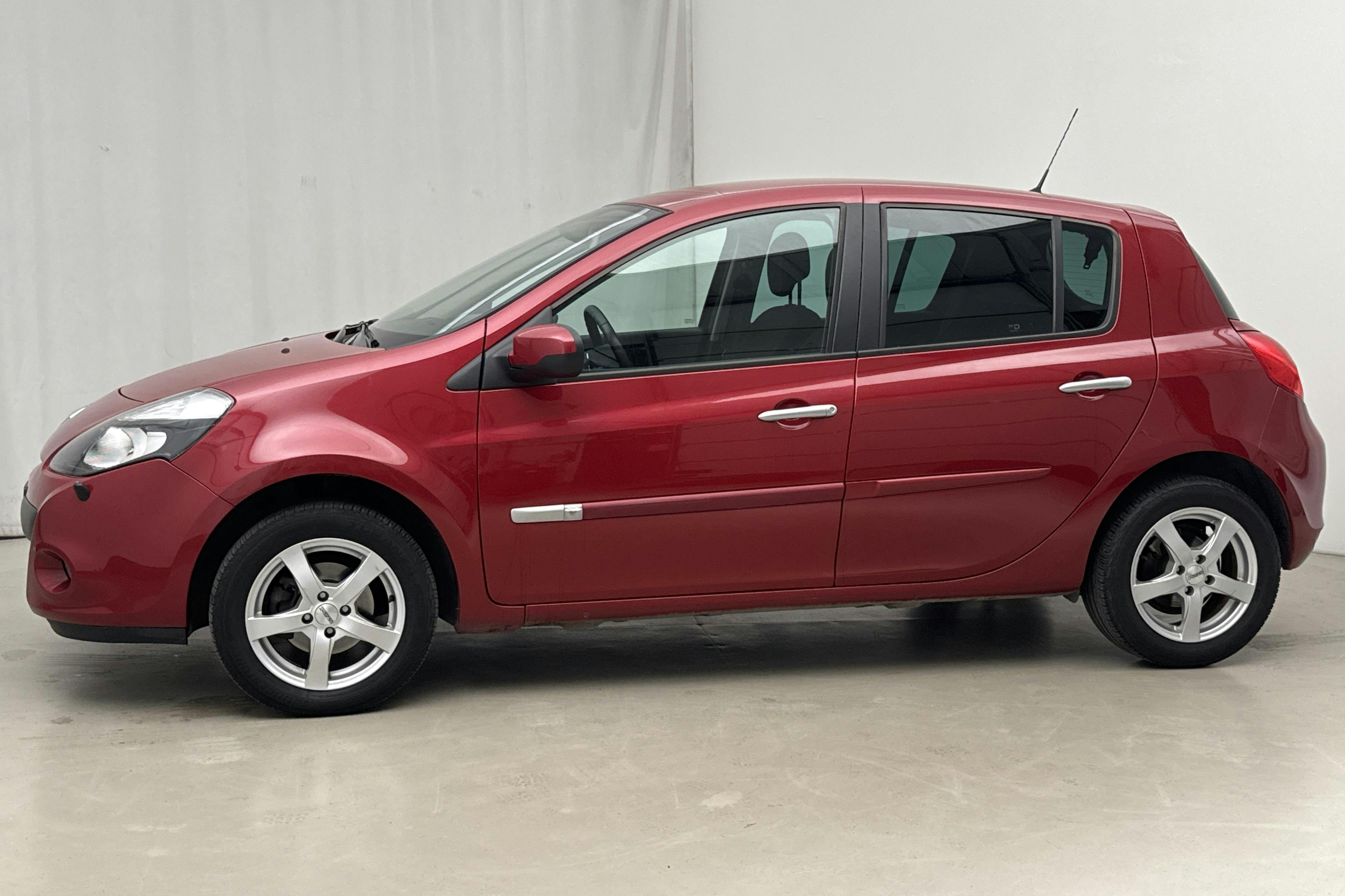 Presentationsfoto 2 av 14: Renault Clio III 1.6 5dr (112hk) - 5 445 mil - Automat - röd - 2012