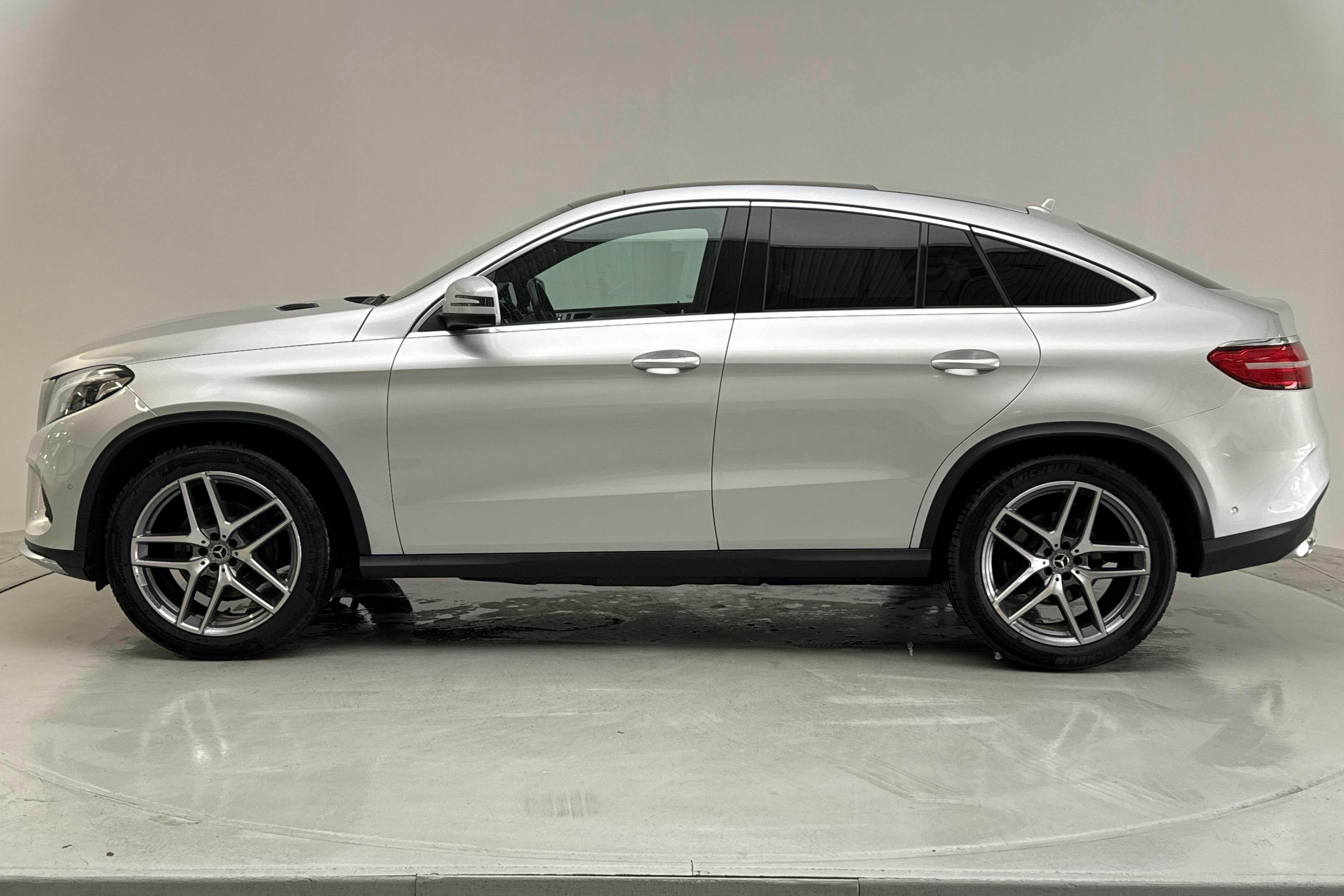 Presentationsfoto 2 av 16: Mercedes GLE 350 d 4MATIC Coupé C292 (258hk) - 7 157 mil - Automat - silver - 2019