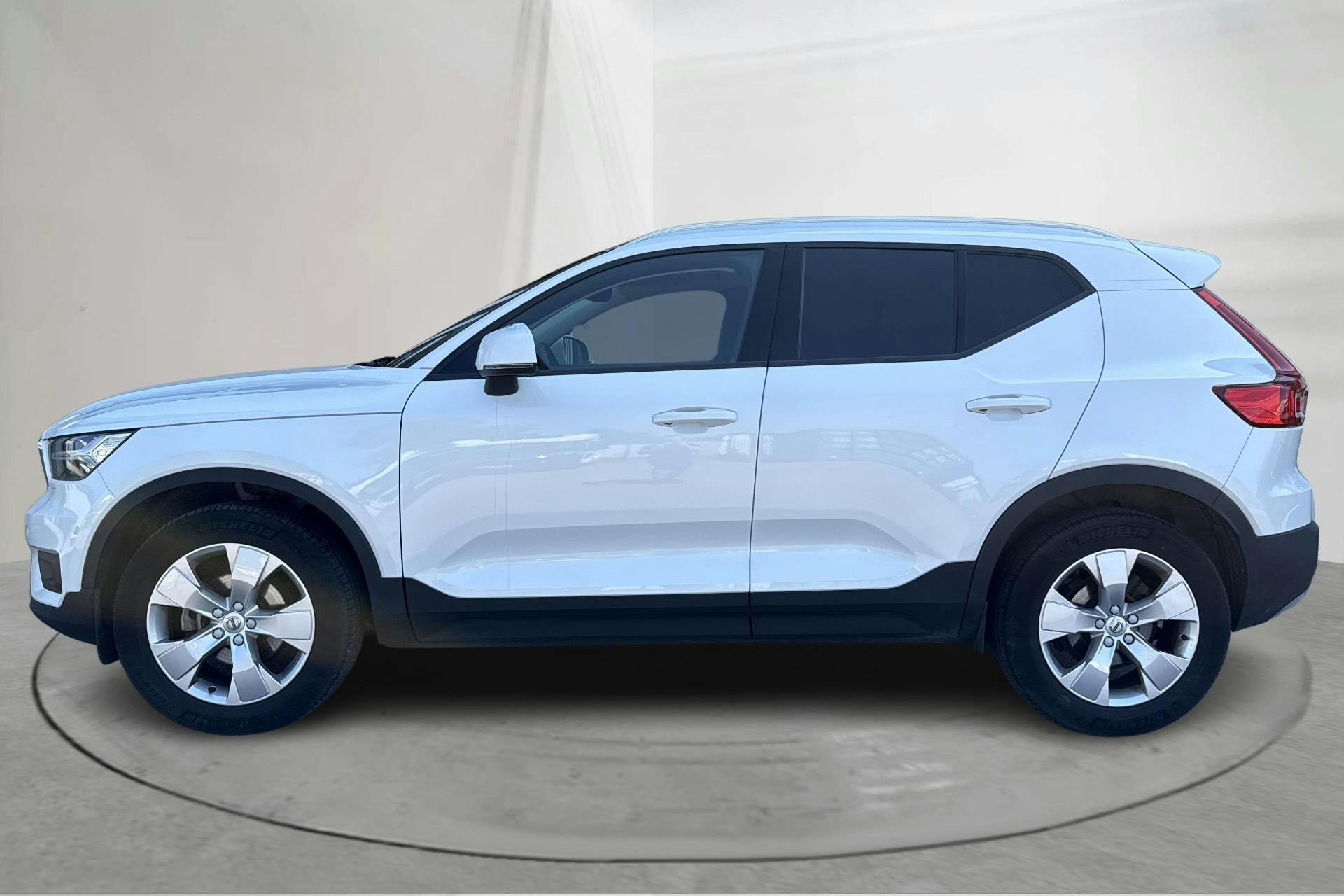Presentationsfoto 2 av 16: Volvo XC40 T3 2WD (163hk) - 5 290 mil - Automat - vit - 2021