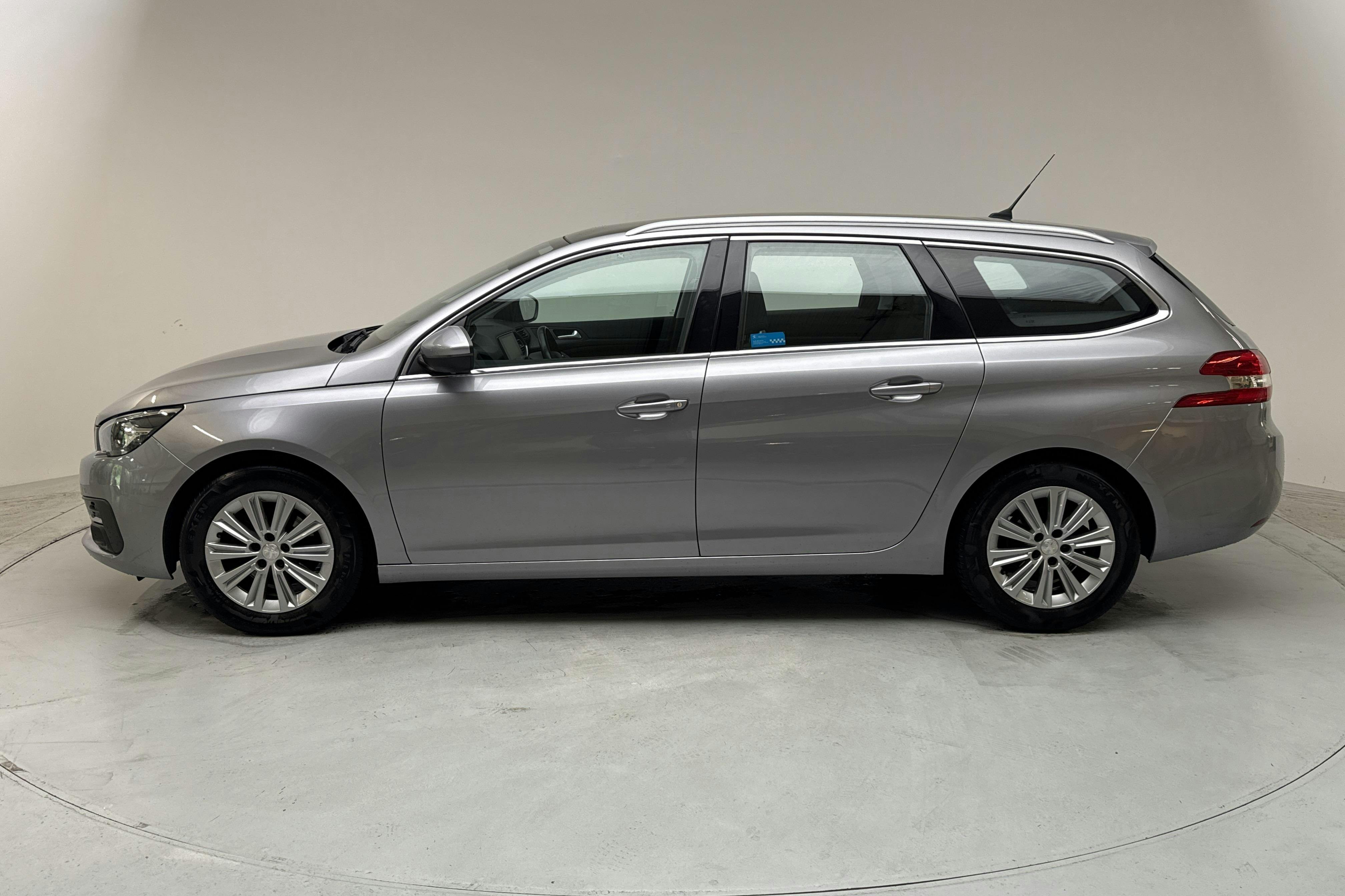 Presentationsfoto 2 av 13: Peugeot 308 SW BlueHDi (120hk) - 14 808 mil - Manuell - grå - 2017
