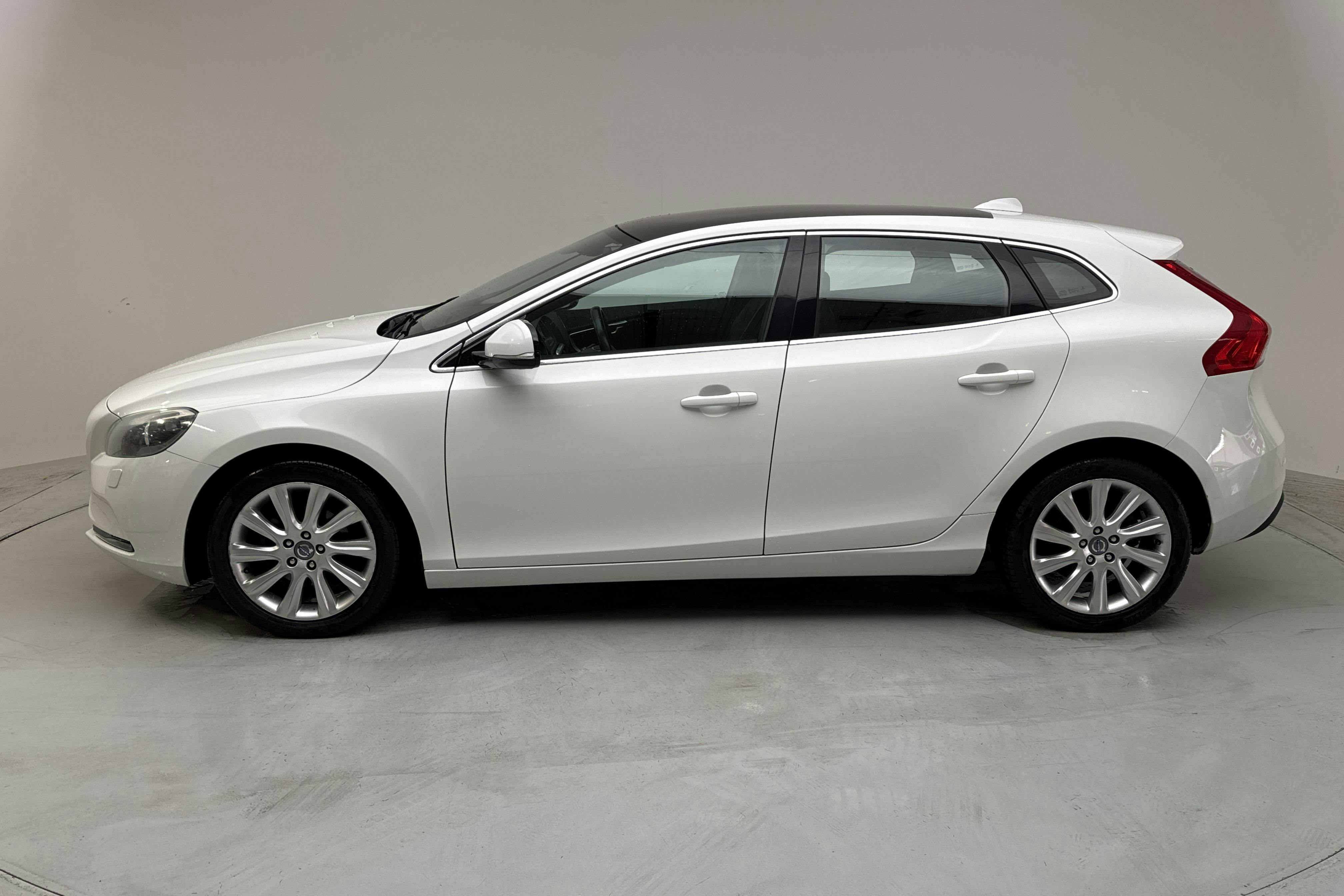Presentationsfoto 2 av 16: Volvo V40 D2 (115hk) - 17 201 mil - Manuell - vit - 2013