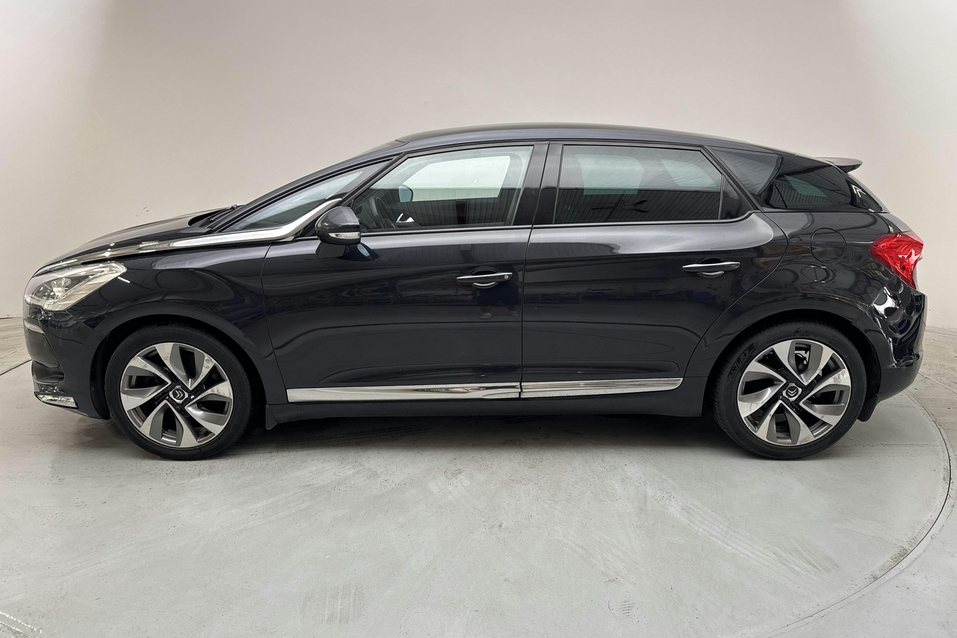 Presentationsfoto 2 av 13: Citroën DS5 2.0 HDi (163hk) - 16 983 mil - Automat - grå - 2012