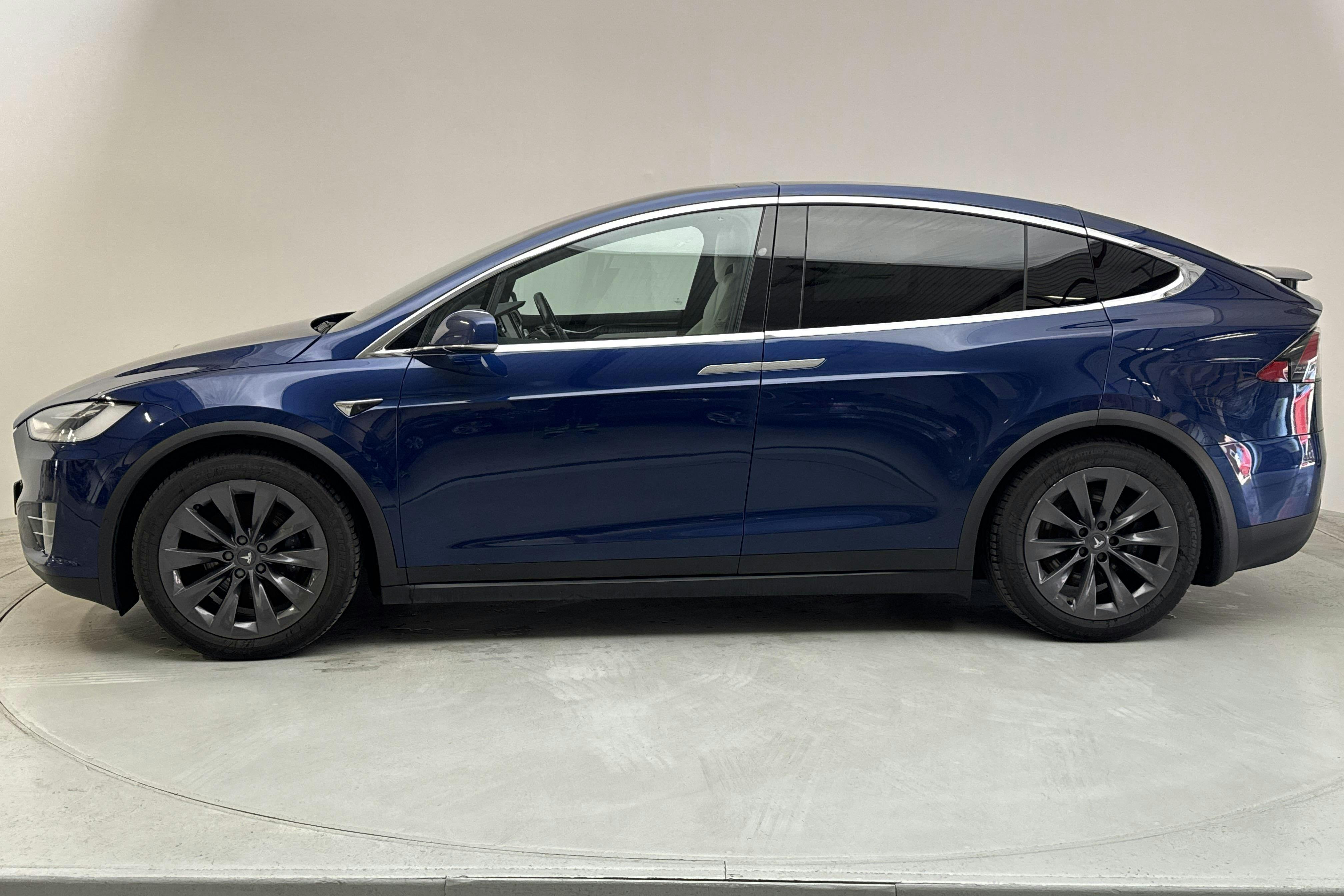 Presentationsfoto 2 av 19: Tesla Model X 100D - 11 739 mil - Automat - blå - 2017