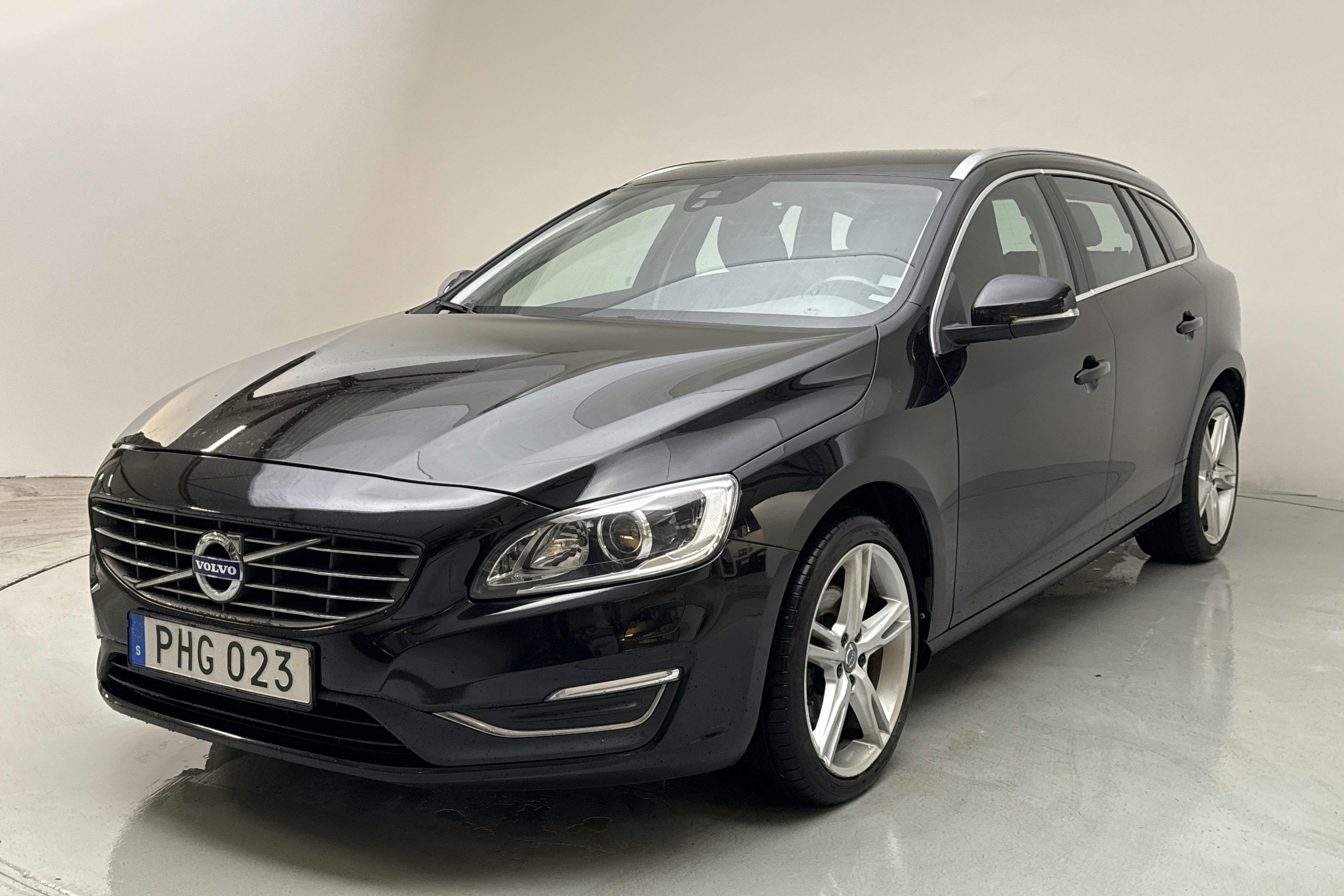 Volvo V60 D4 (190hk) - 95 190 km - Manuaalinen - musta - 2017