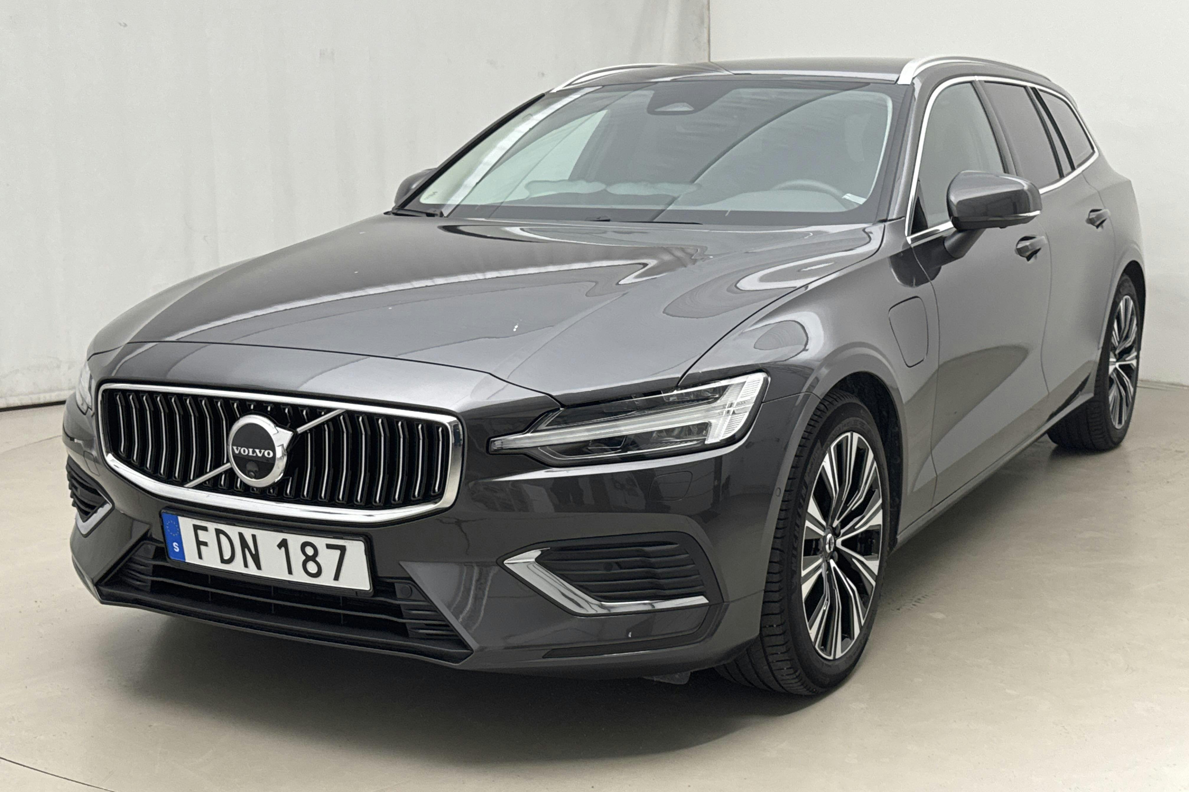 Volvo V60 T6 AWD Recharge (350hk) - 1 928 mil - Automat - grå - 2024