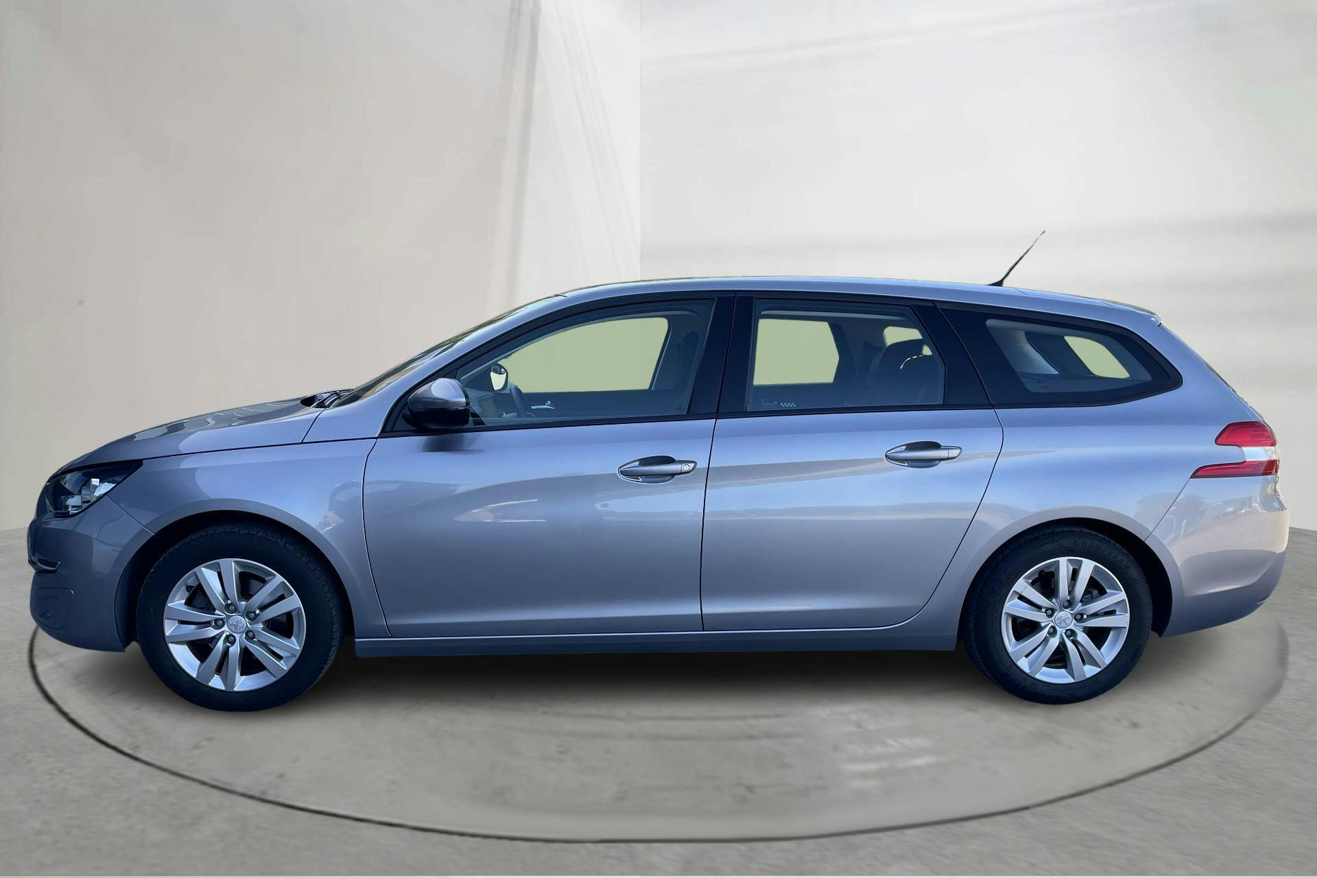 Presentationsfoto 2 av 15: Peugeot 308 SW PureTech (110hk) - 3 272 mil - Manuell - grå - 2015