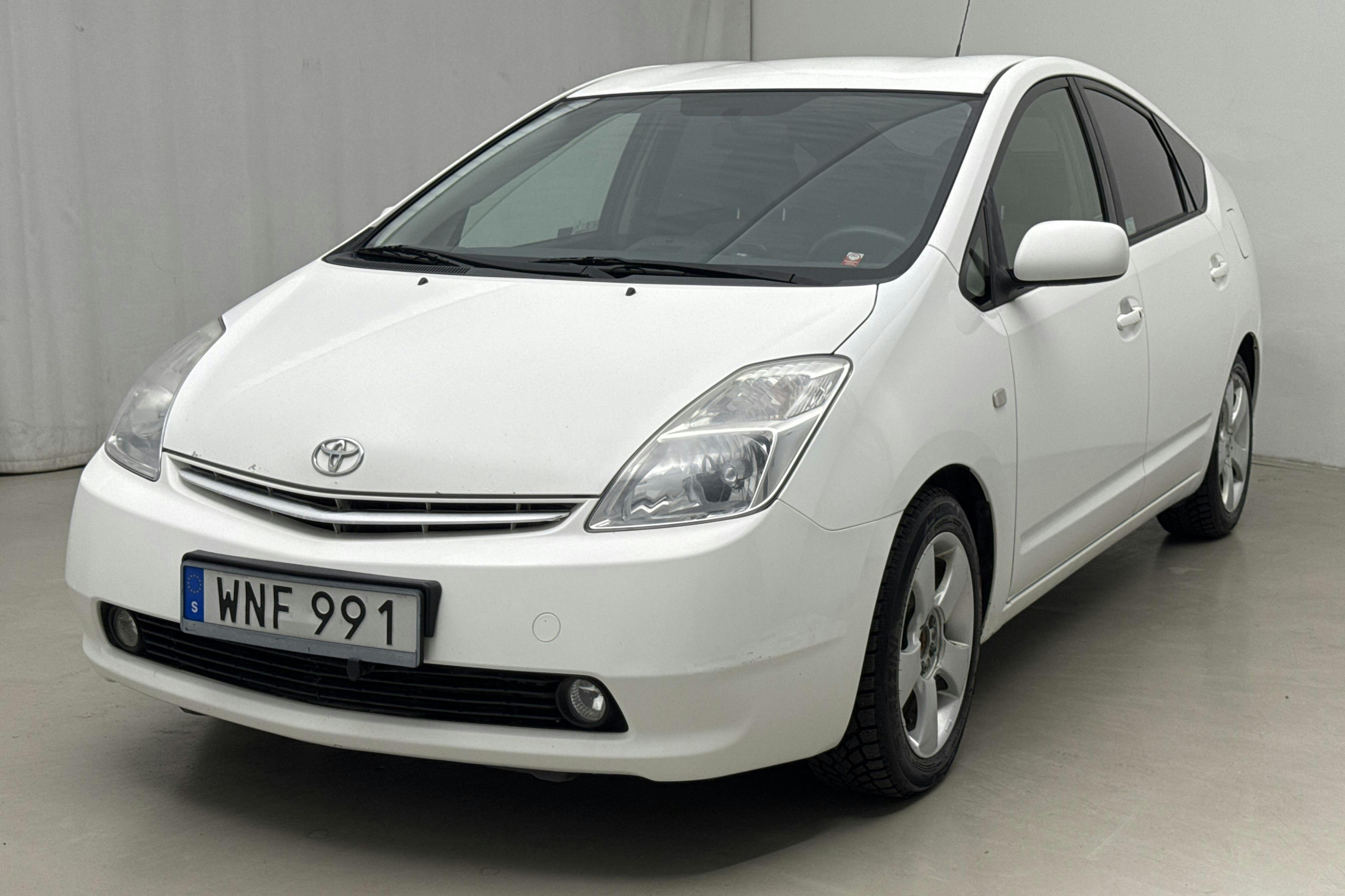 Toyota Prius 1.5 Hybrid (78hk) - 26 390 mil - Automat - vit - 2005
