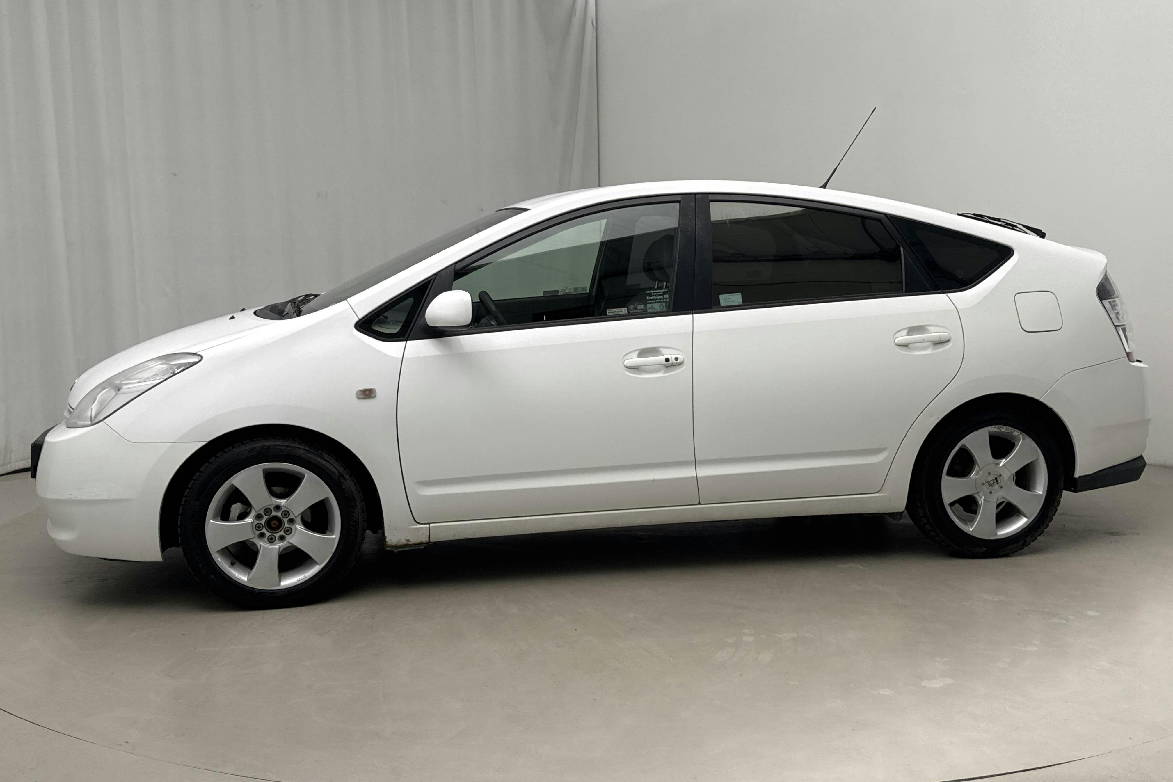 Presentation photo 2 of 13: Toyota Prius 1.5 Hybrid (78hk) - 263 900 km - Automatic - white - 2005