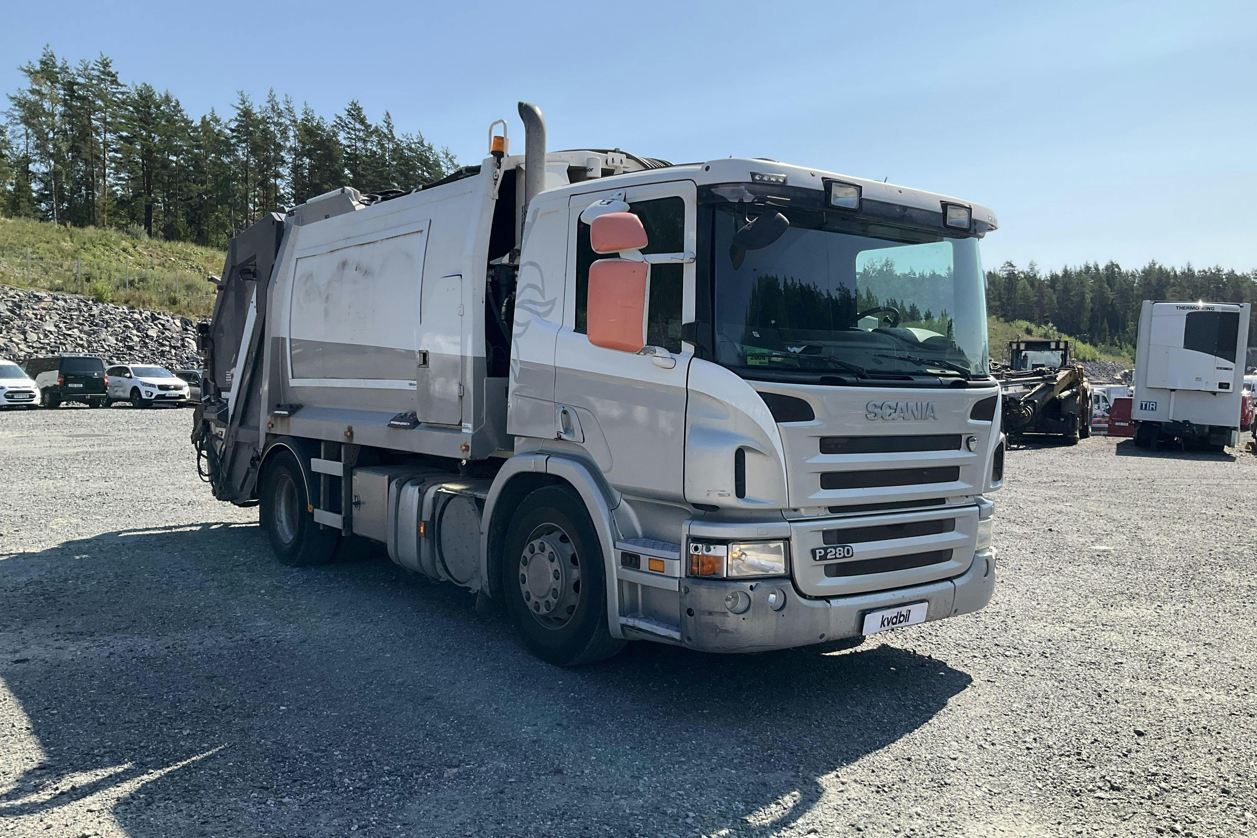 Presentationsfoto 2 av 110: Scania P280DB MLB - 321 608 km - Automat - Light Grey - 2011