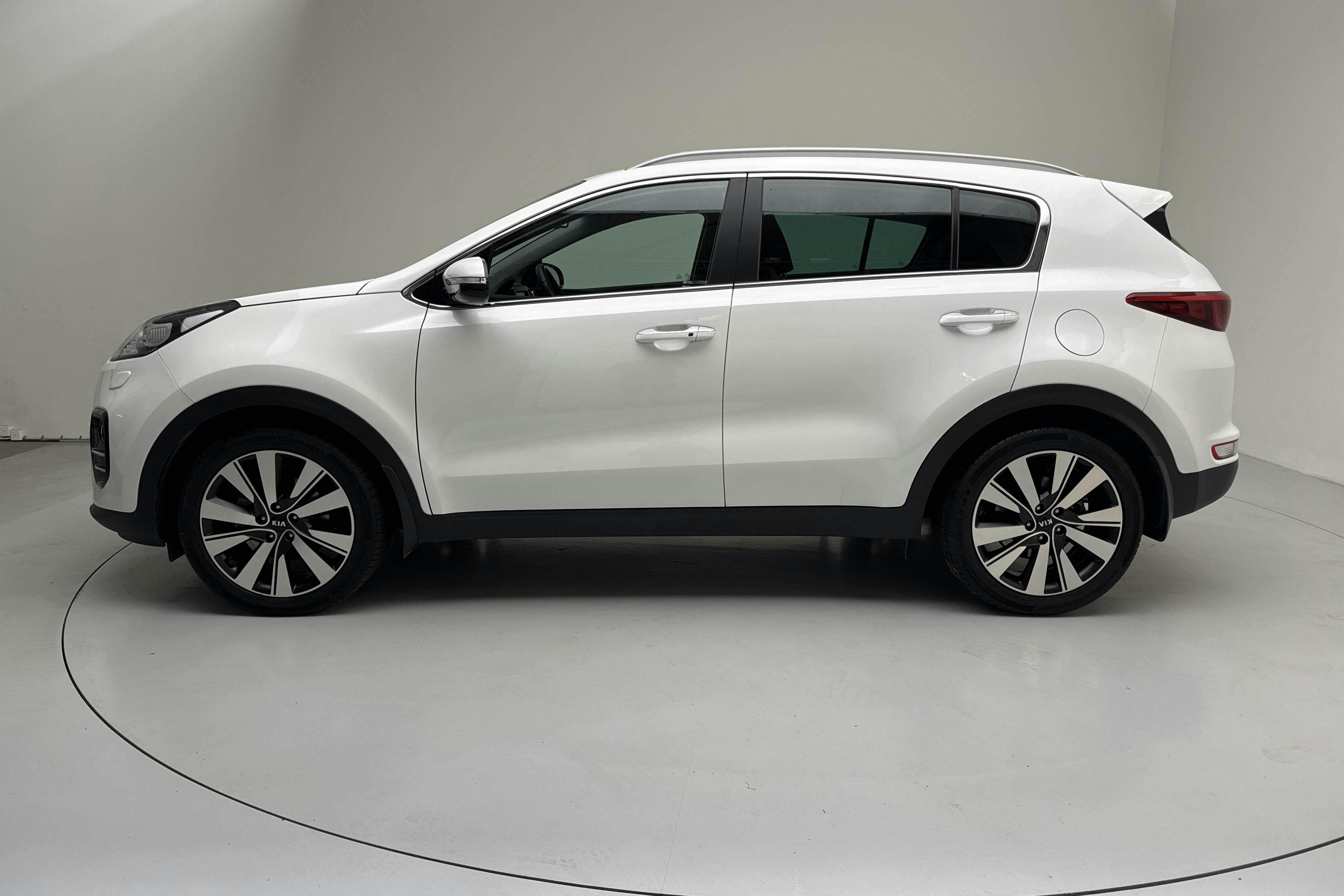 Presentationsfoto 2 av 16: KIA Sportage 1.7 CRDi 2WD (141hk) - 2 900 mil - Automat - vit - 2017
