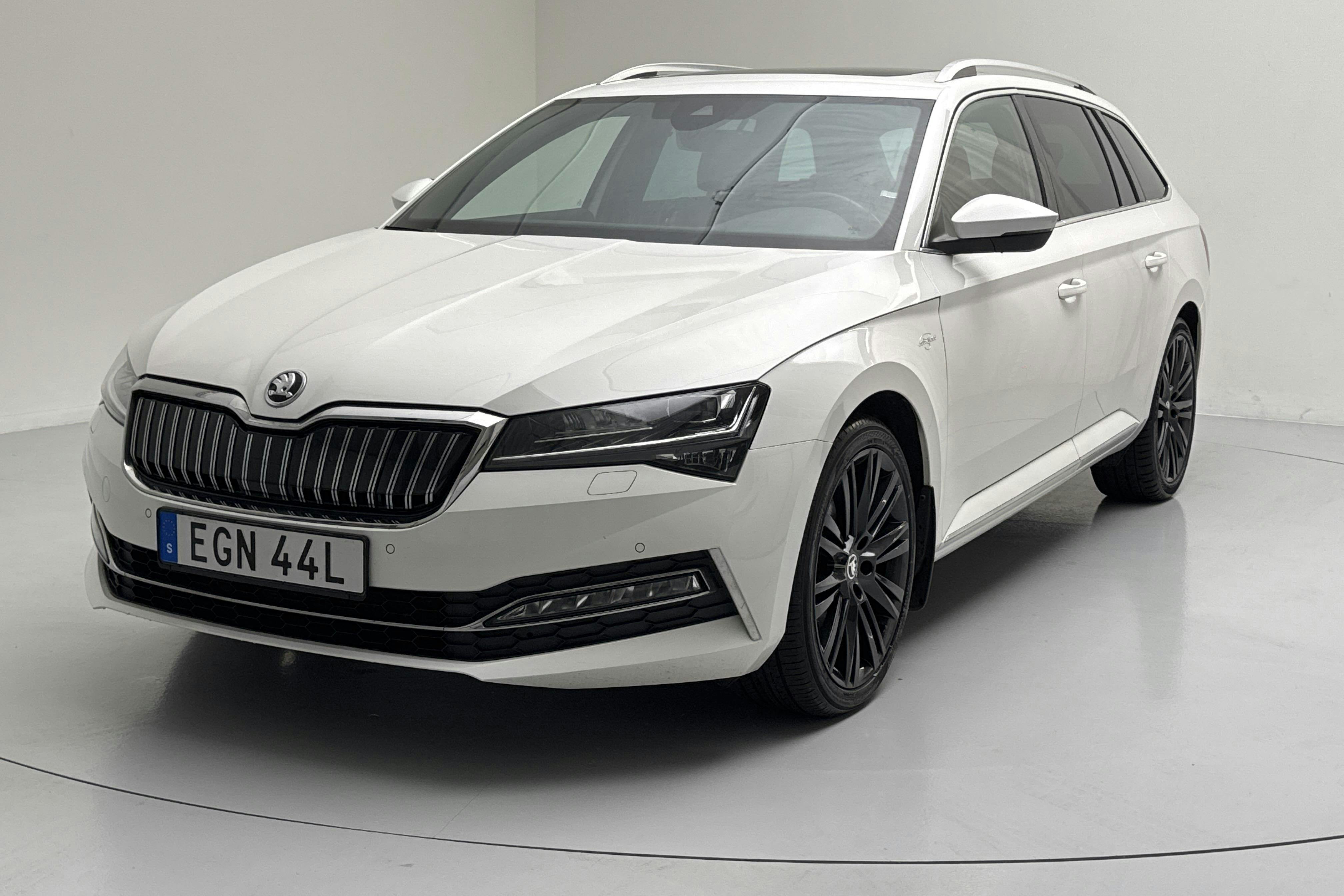 Skoda Superb 1.4 TSI PHEV Kombi (218hk) - 9 418 mil - Automat - vit - 2021