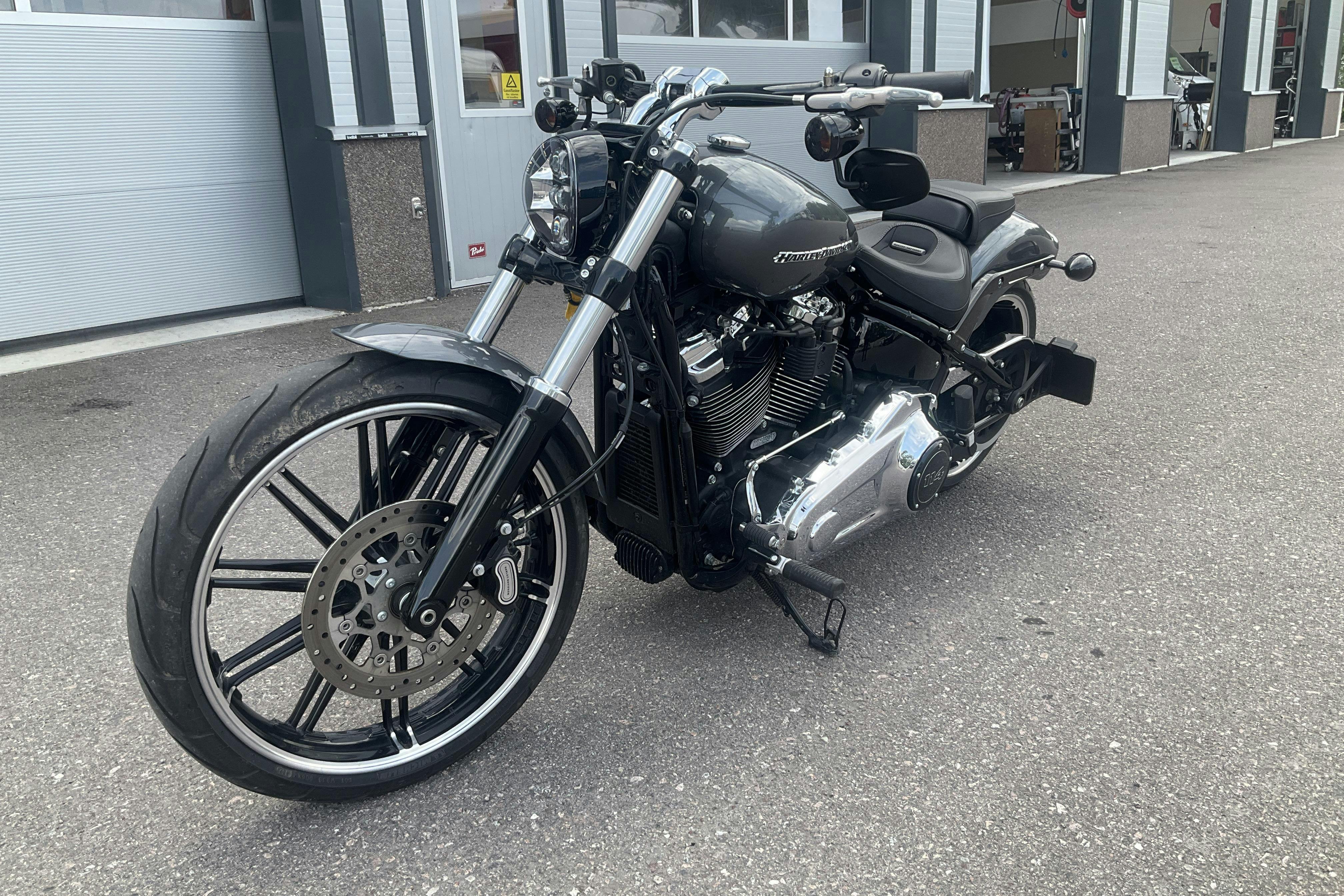 HARLEY-DAVIDSON BREAKOUT 114 Motorcykel - 272 mil - Manuell - grå - 2021