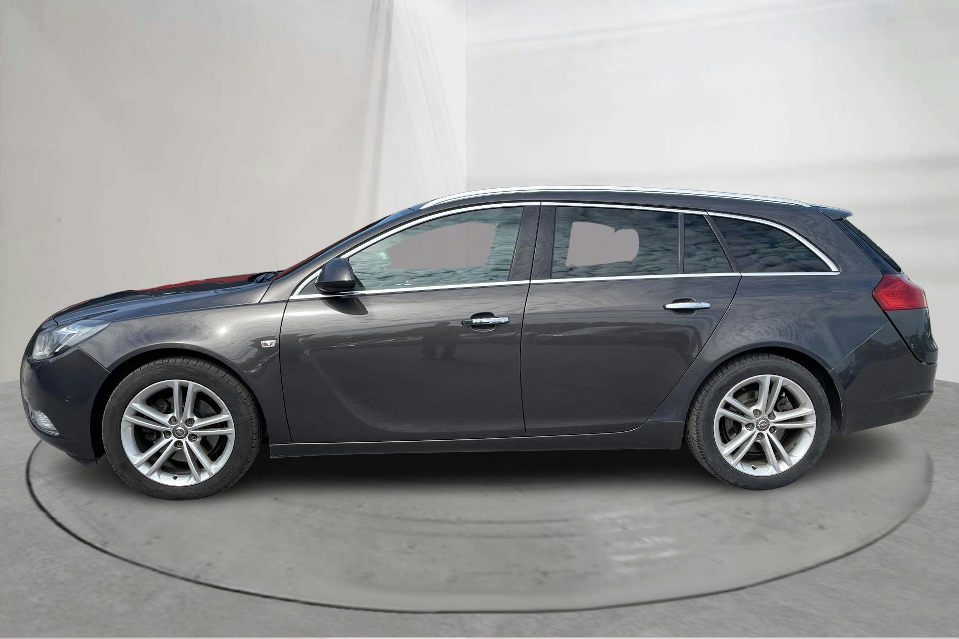 Presentationsfoto 2 av 19: Opel Insignia 2.0 CDTI ecoFLEX Sports Tourer (160hk) - 18 765 mil - Manuell - grå - 2013