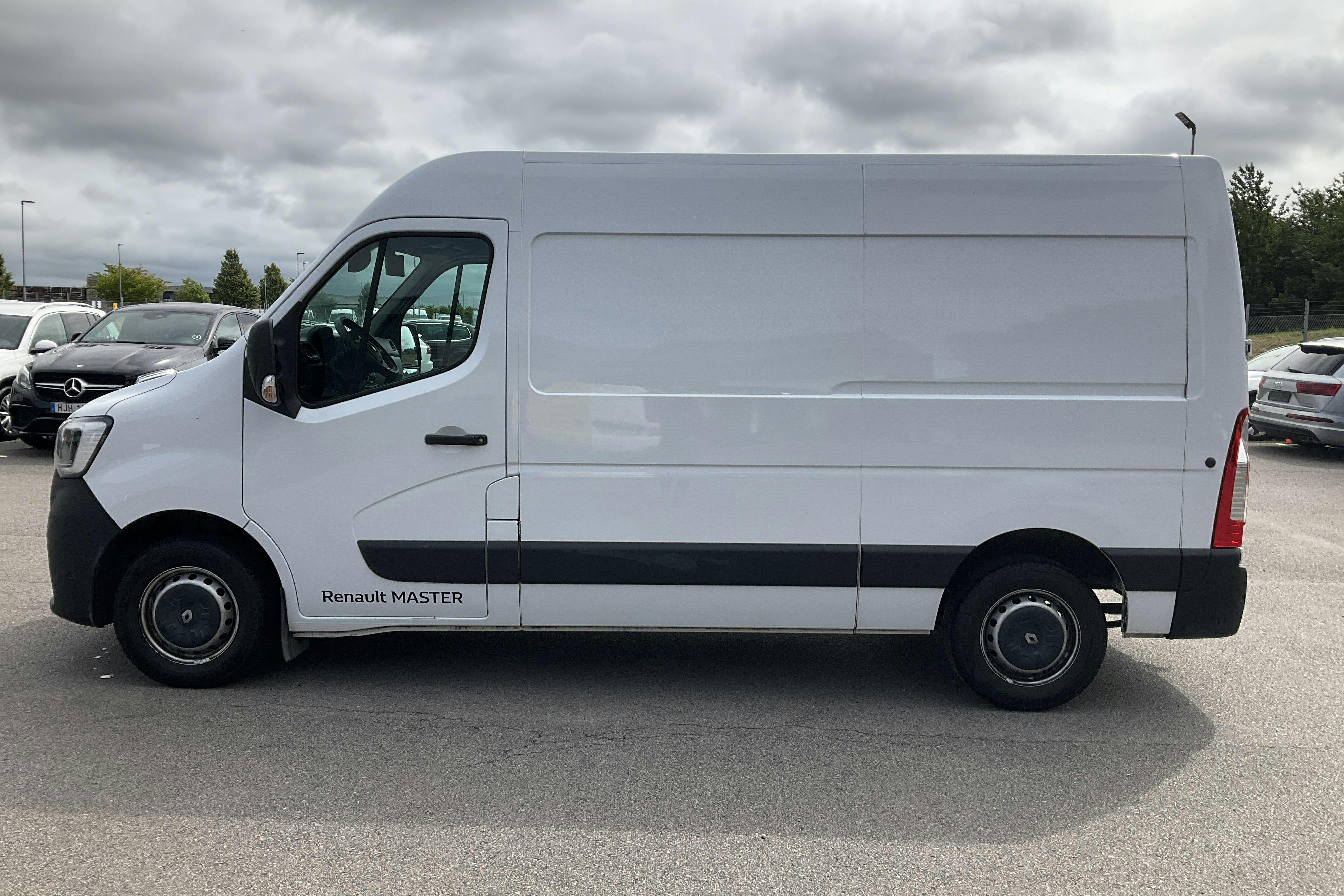 Presentationsfoto 2 av 14: Renault Master 2.3 dCi FAP 2WD (180hk) - 23 700 mil - Automat - vit - 2020