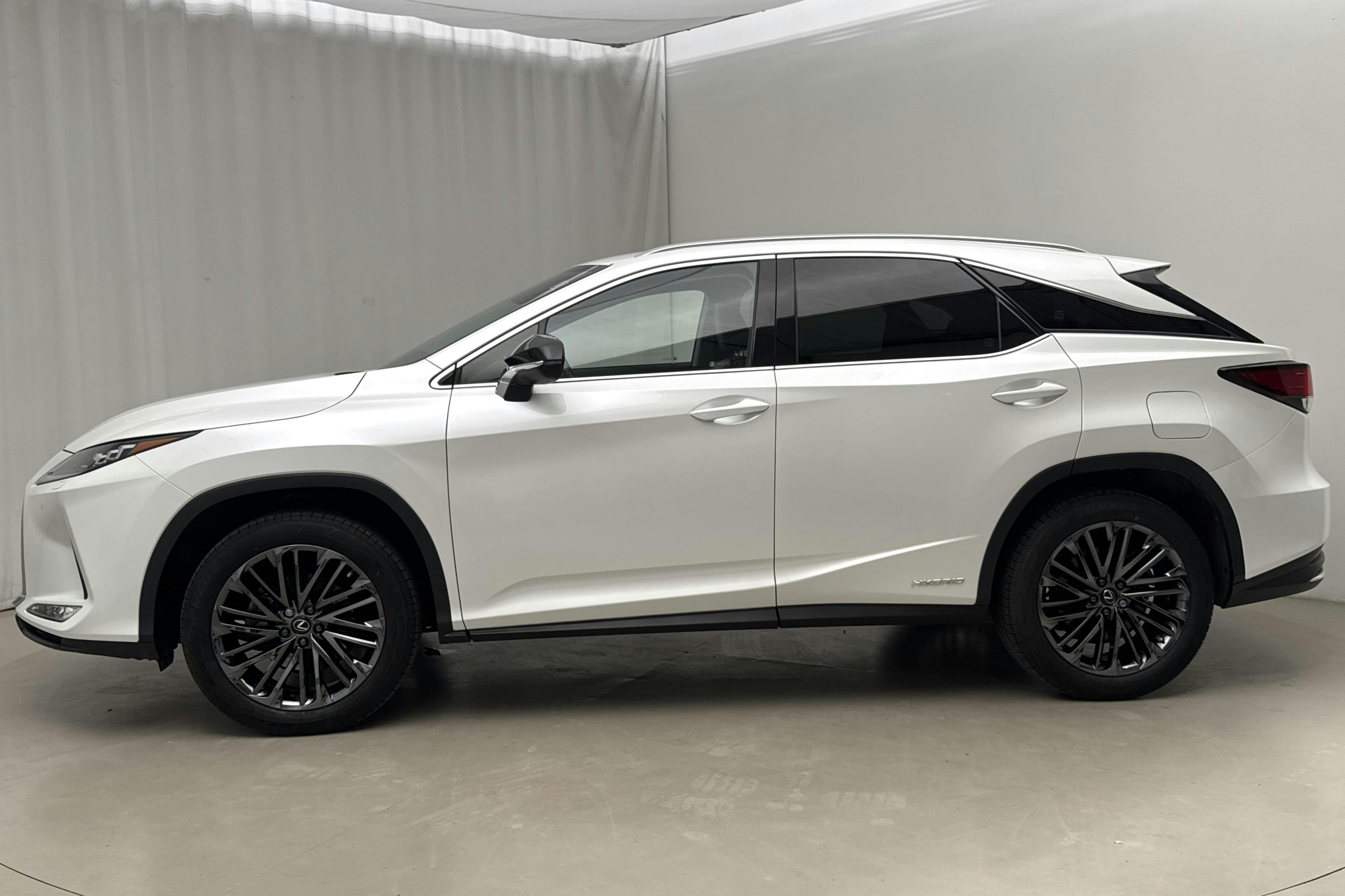 Presentationsfoto 2 av 28: Lexus RX 450h AWD (313hk) - 2 744 mil - Automat - vit - 2022