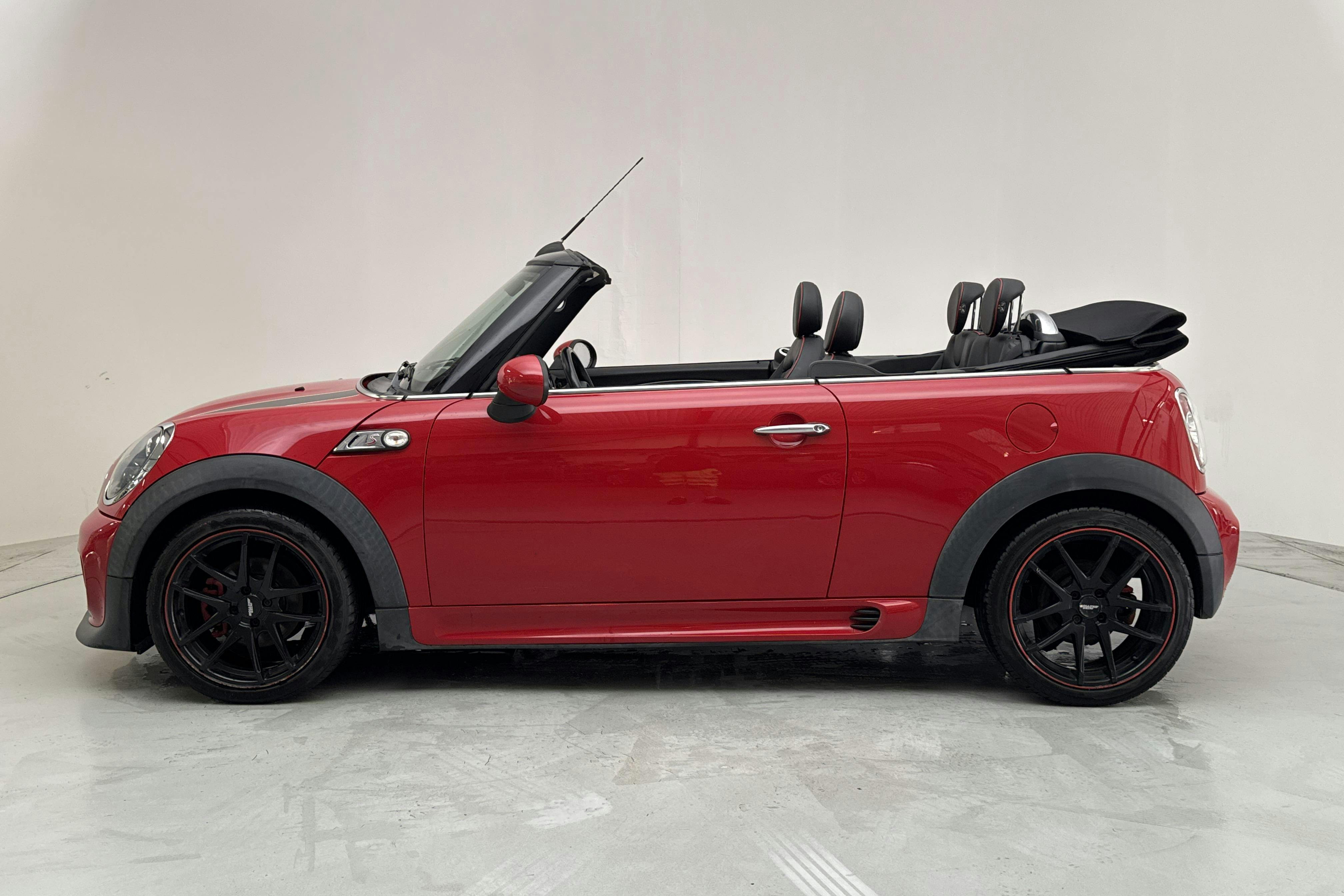 Presentationsfoto 2 av 18: MINI Cooper SD Cabriolet (143hk) - 11 234 mil - Manuell - röd - 2015