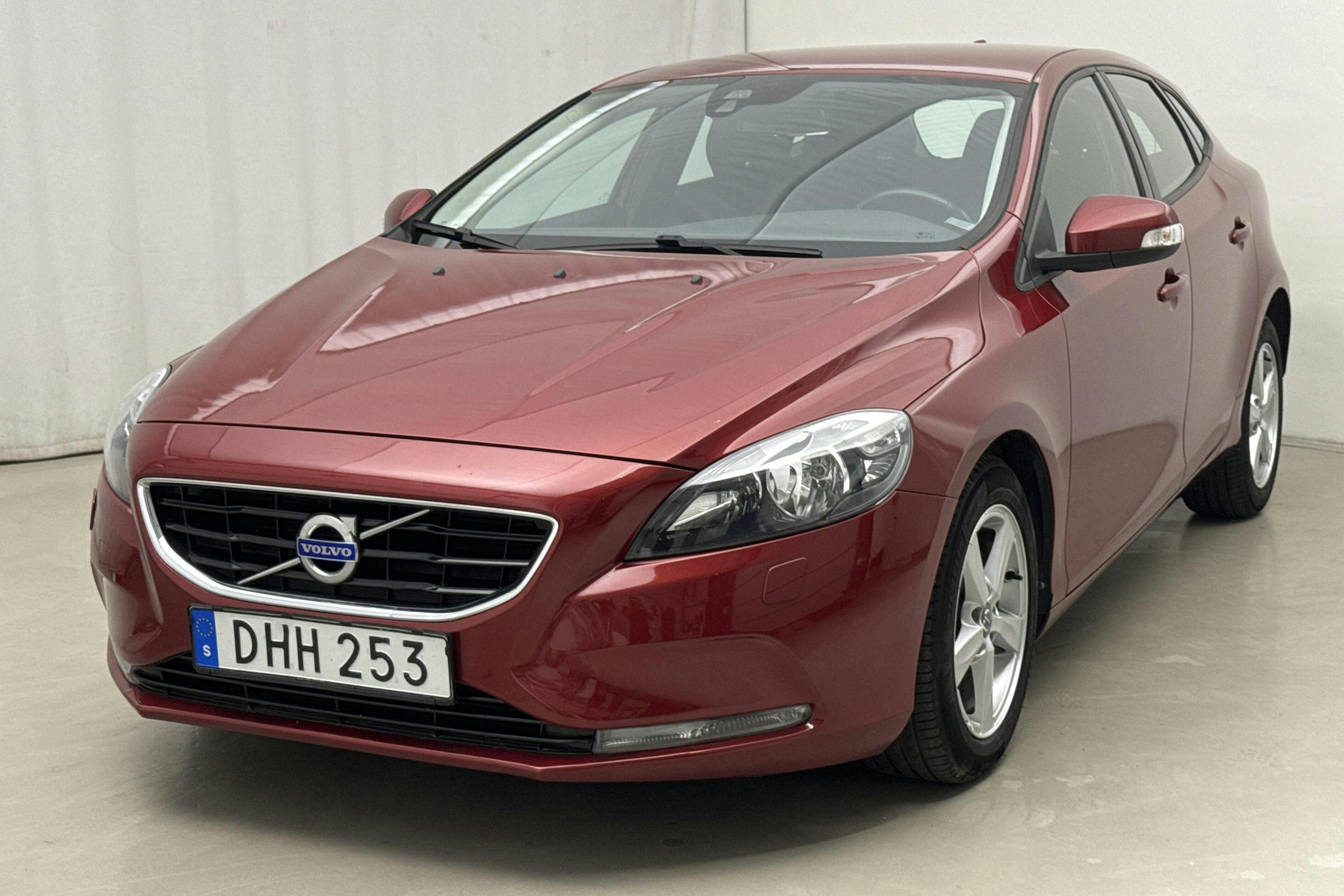 Volvo V40 D2 (115hk) - 11 114 mil - Manuell - röd - 2014