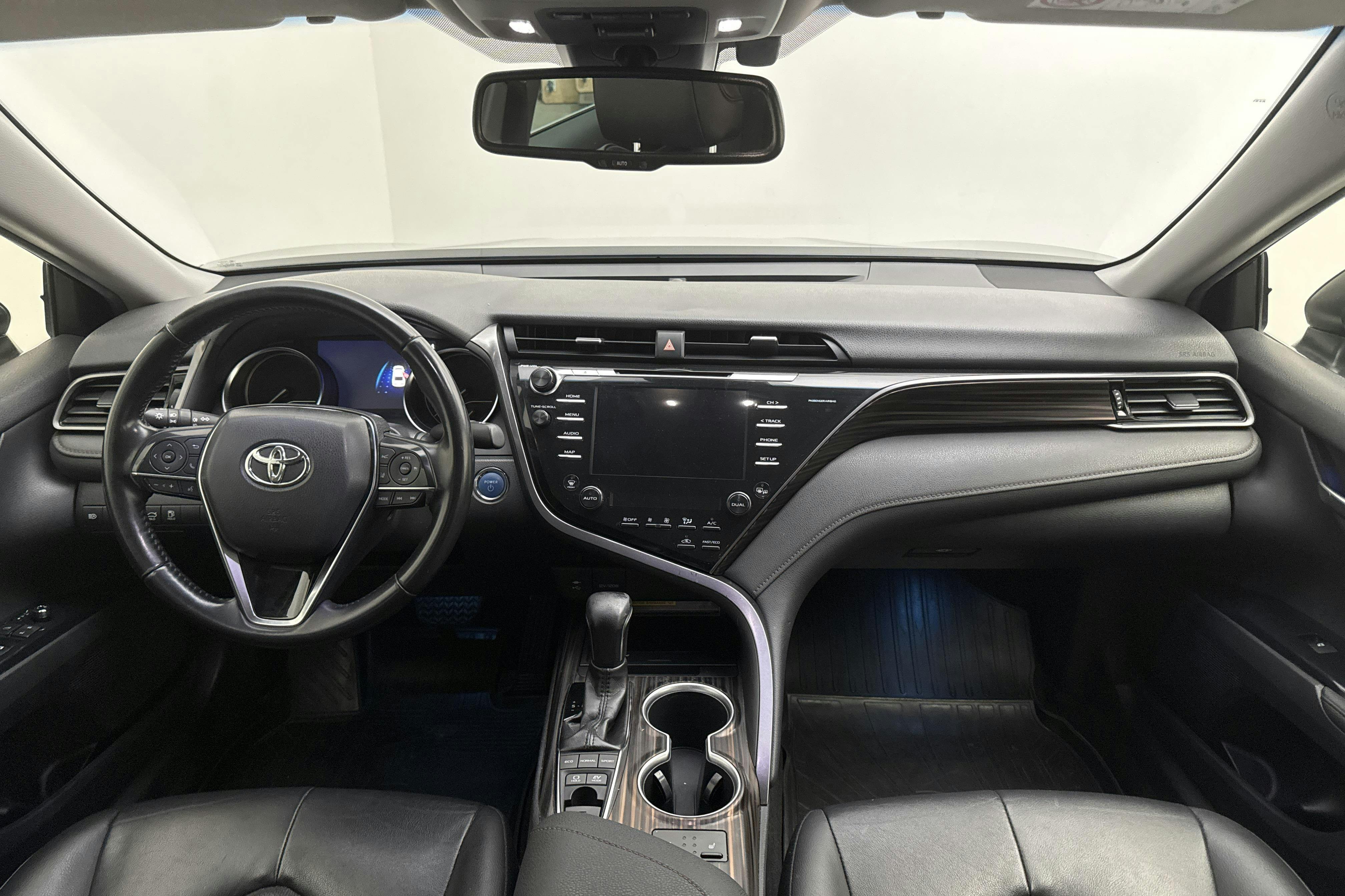 Toyota Camry 2.5 Hybrid (218hk) - 16 084 mil - Automat - svart - 2020