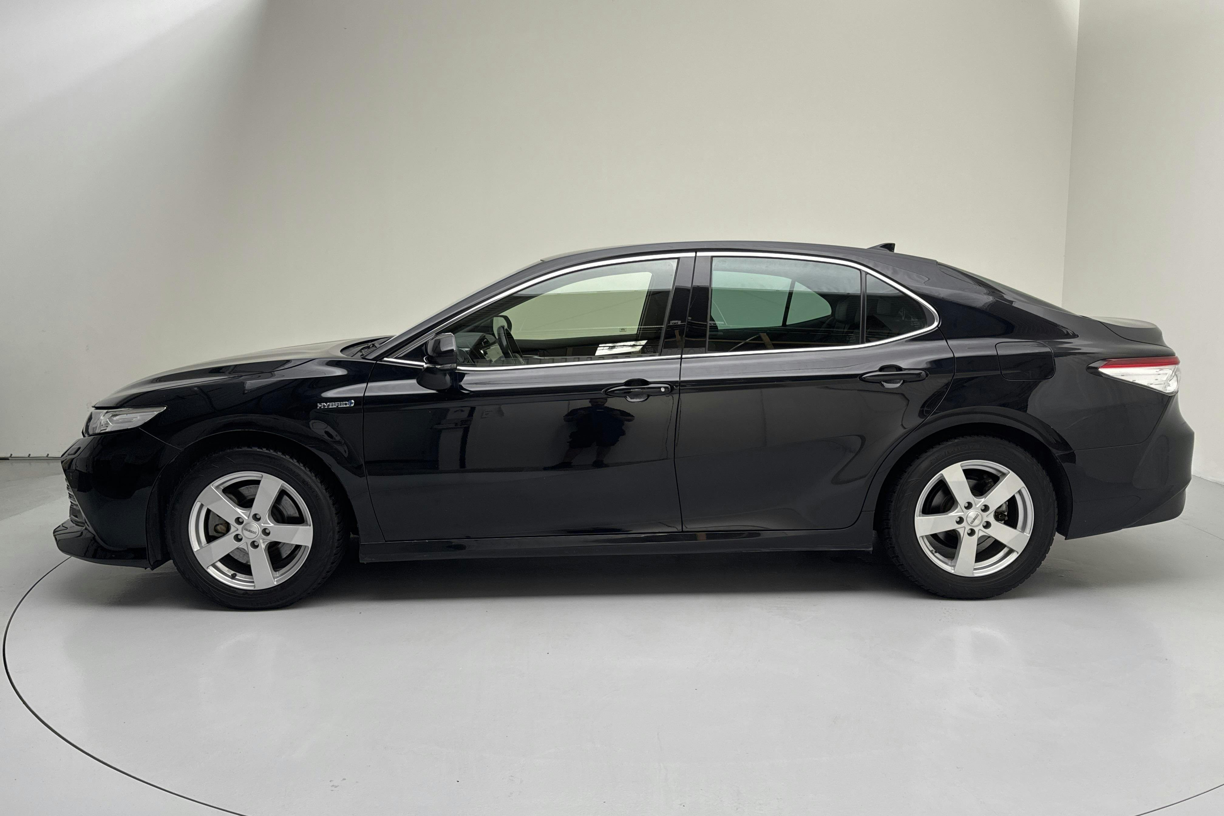 Presentationsfoto 2 av 14: Toyota Camry 2.5 Hybrid (218hk) - 16 084 mil - Automat - svart - 2020