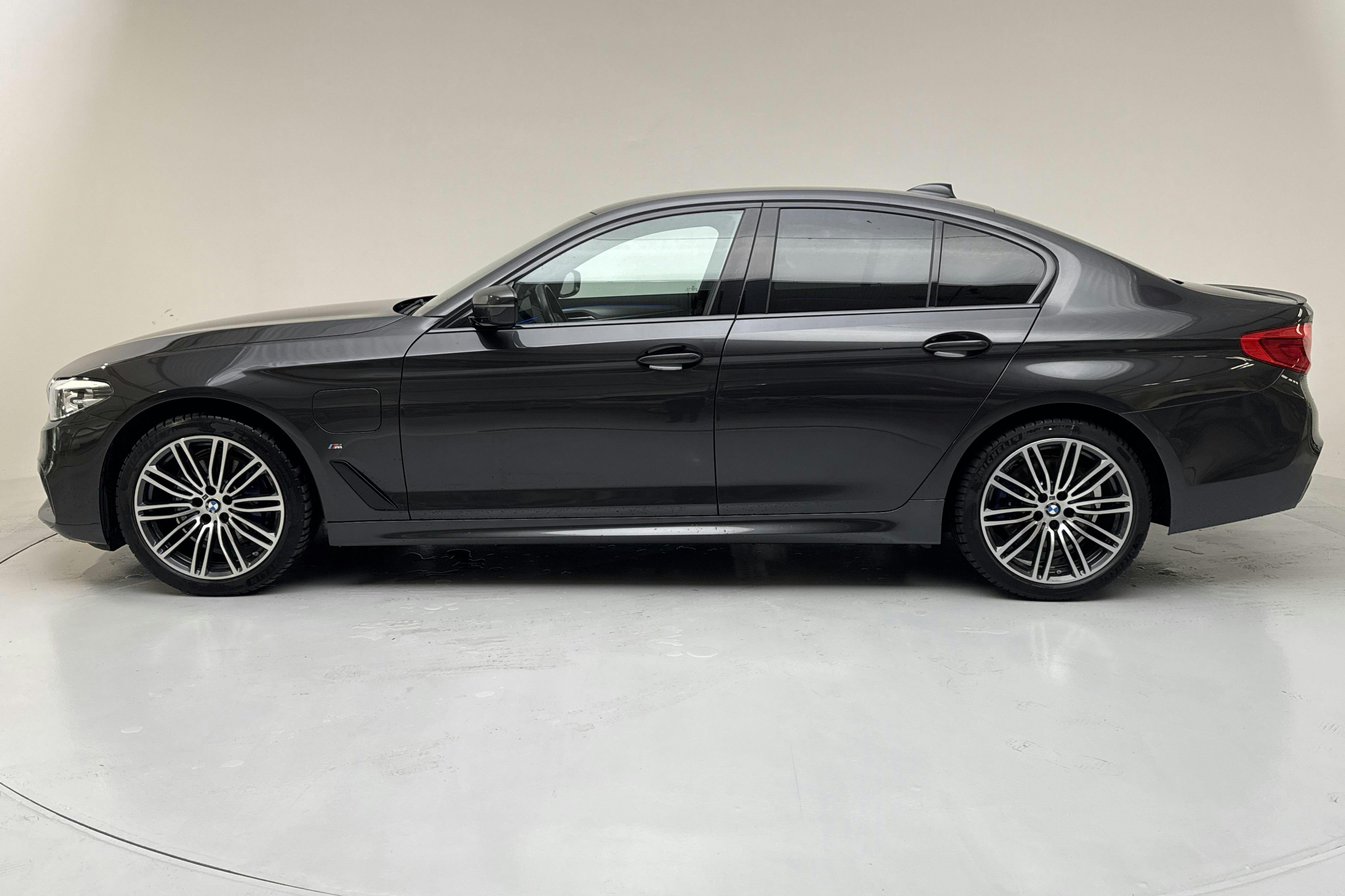 Presentationsfoto 2 av 16: BMW 530e iPerformance Sedan, G30 12kWh (252hk) - 7 080 mil - Automat - grå - 2020