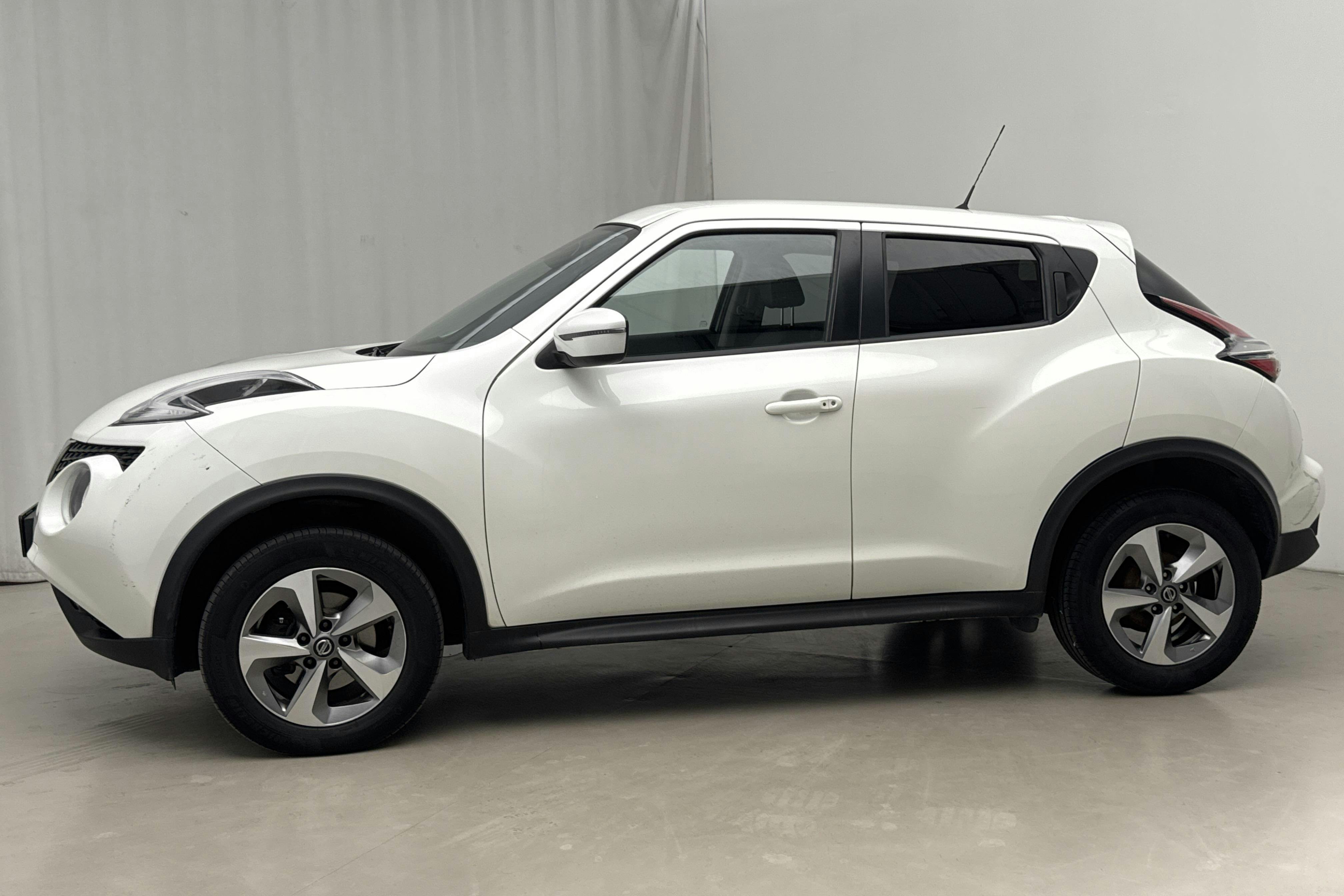 Presentation photo 2 of 14: Nissan Juke 1.6 (110hk) - 58 150 km - Automatic - white - 2019